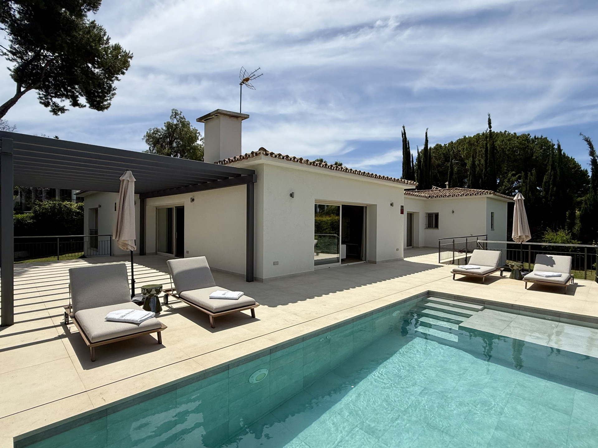 Completely renovated  front line golf villa in Guadalmina Alta