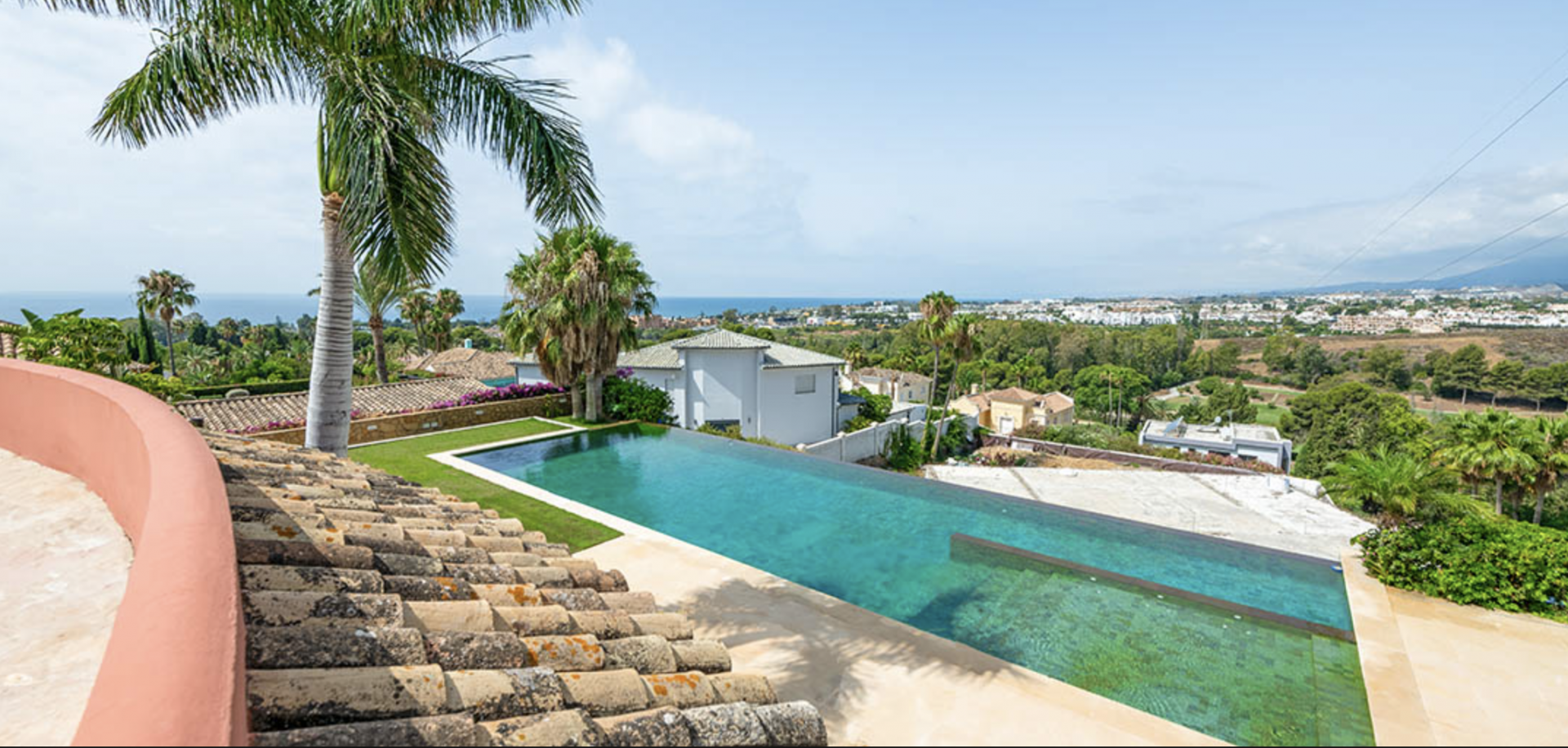 Majestuosa villa de 8 dormitorios situada en  una elevada posición en El Paraíso, disfrutando de  impresionantes vistas abiertas al mar.