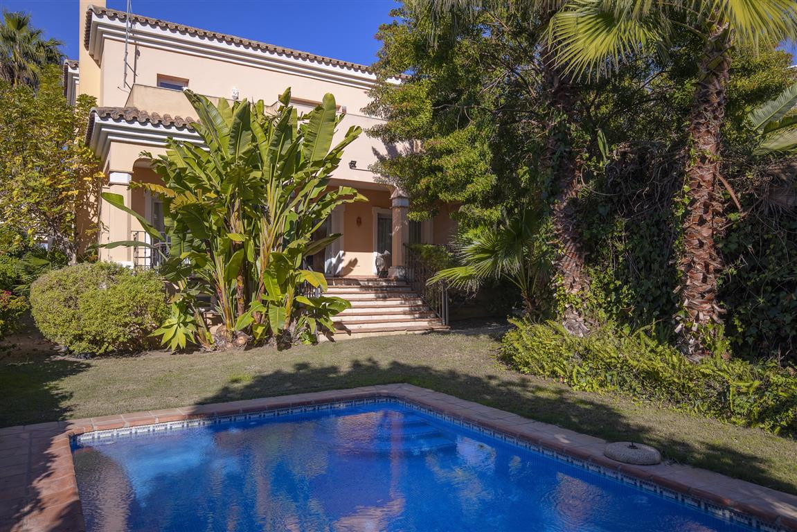 Detached villa located just a few steps from the beach, between Guadalmina Baja and San Pedro Alcántara