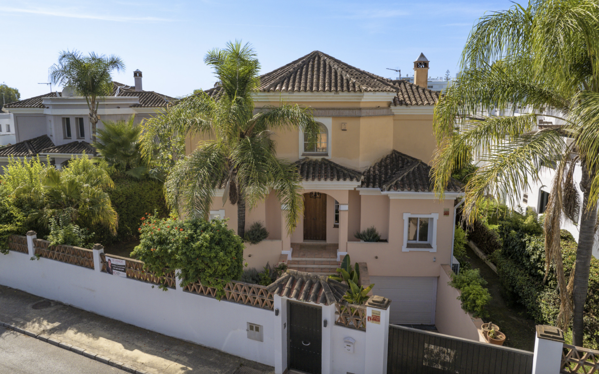 Villa independiente situada a ta solo unos pasos de la playa, entre Guadalmina Baja y San Pedro Alcántara