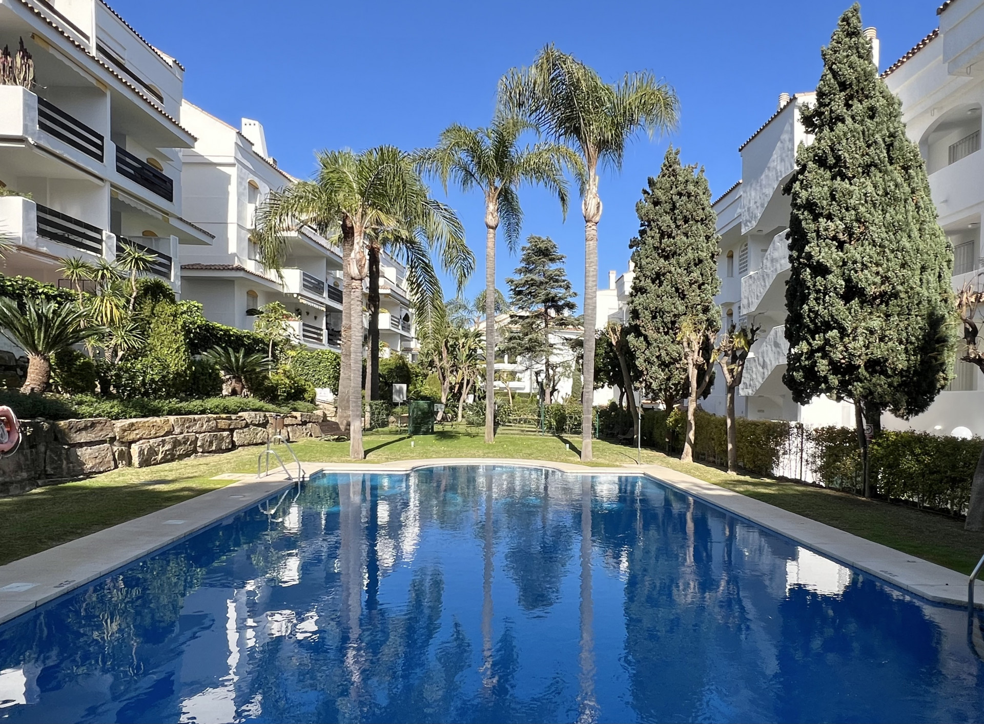 Beautiful front line golf corner apartment set in a nice residential beach side complex in Guadalmina Baja