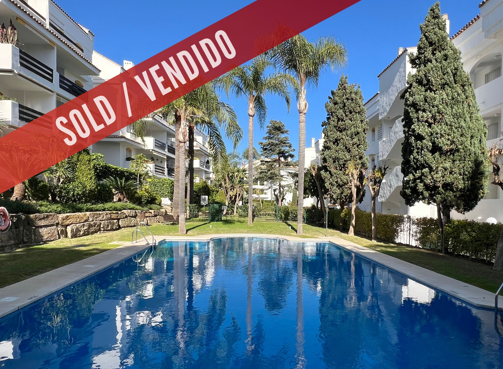 Beautiful front line golf corner apartment set in a nice residential beach side complex in Guadalmina Baja