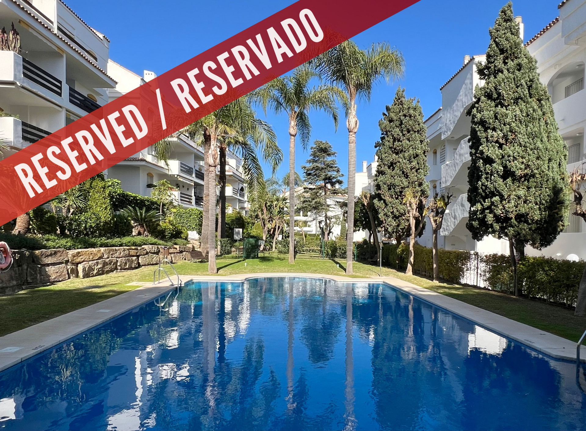 Beautiful front line golf corner apartment set in a nice residential beach side complex in Guadalmina Baja