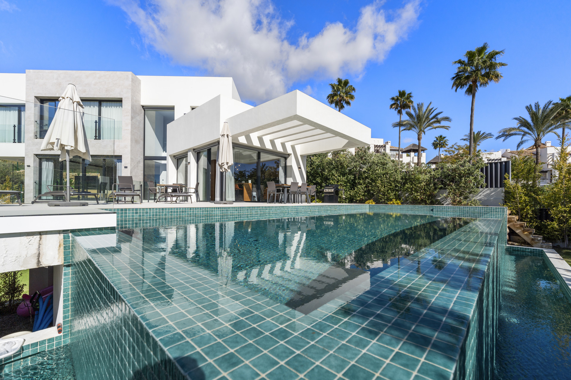 Élégante, chic et impressionnante : cette villa de 4 chambres située dans une communauté fermée incarne la modernité.