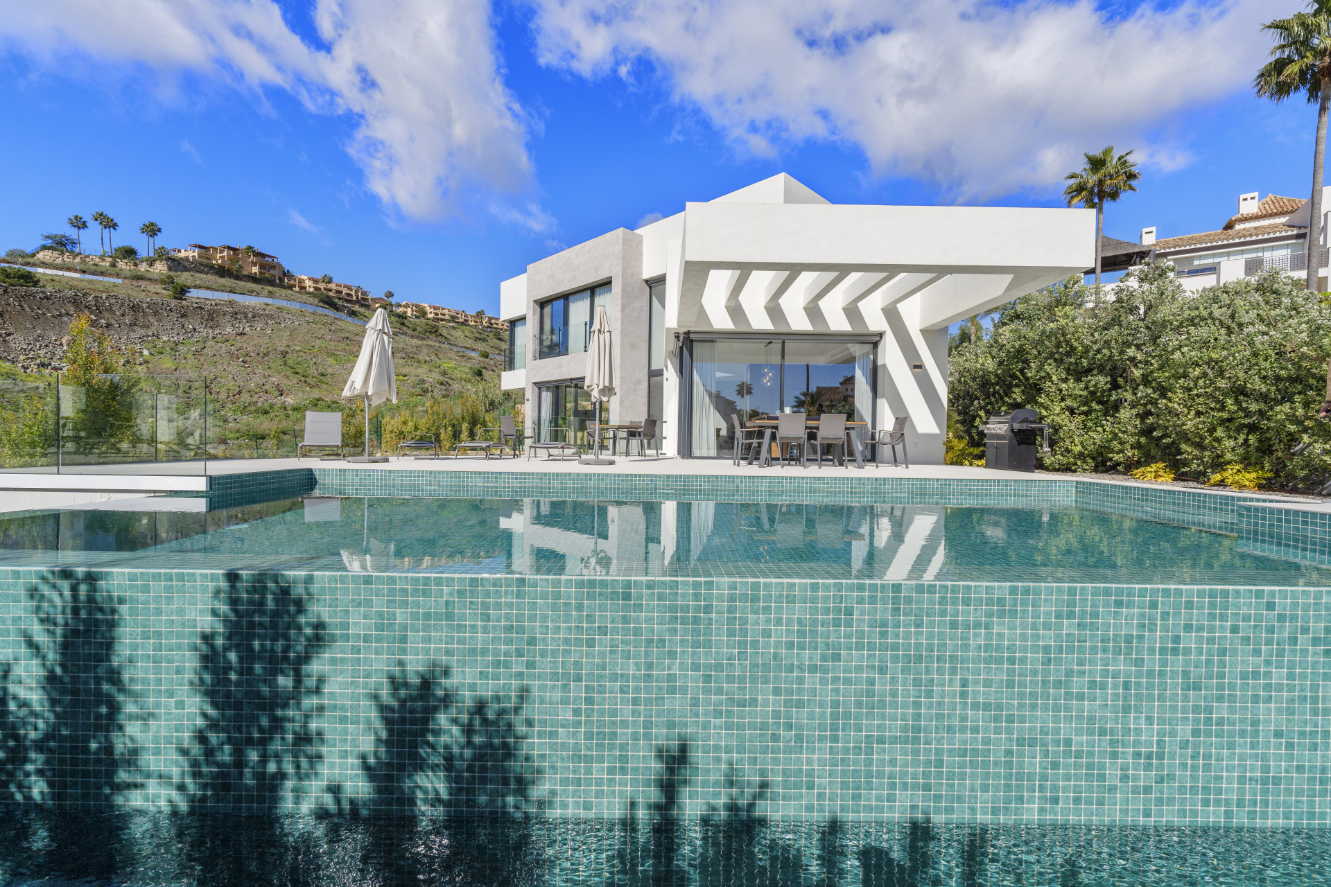 Élégante, chic et impressionnante : cette villa de 4 chambres située dans une communauté fermée incarne la modernité.