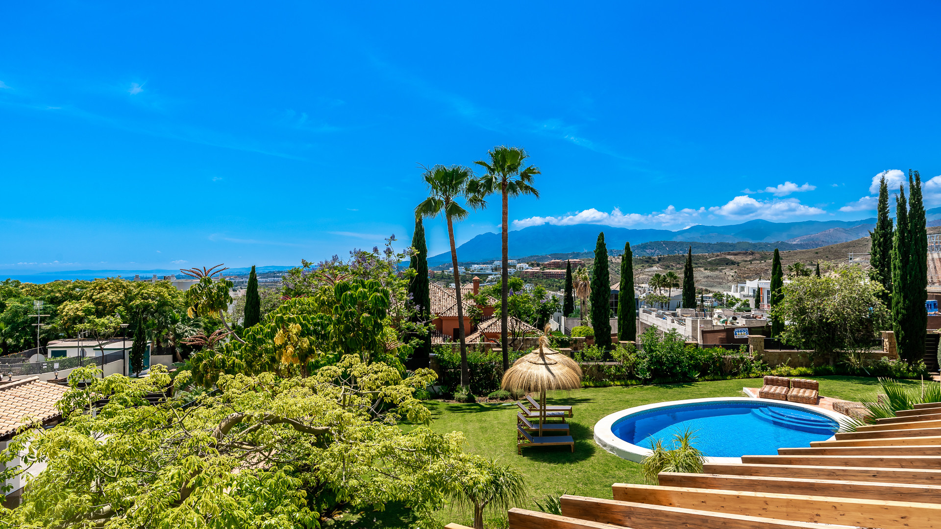 Ubicada en la prestigiosa zona residencial de Los Flamingos, esta villa ofrece vistas al mar, privacidad y tranquilidad en un entorno exclusivo.