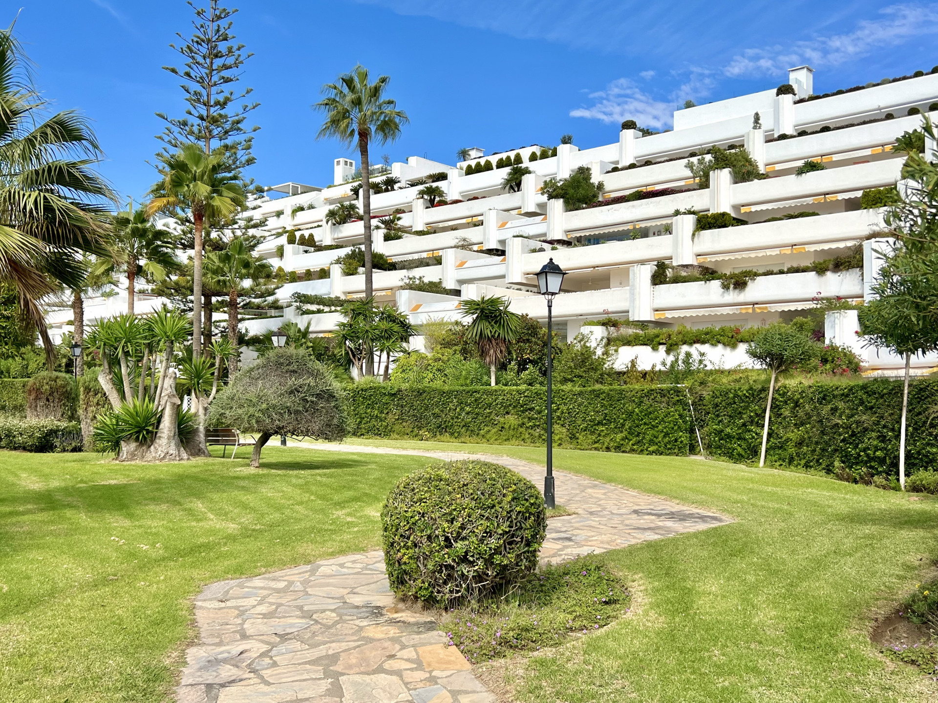 Spacious apartment with two large terraces in the Guadalmina Baja area, Parque del Sol, a magnificent beachfront complex with 24-hour security.