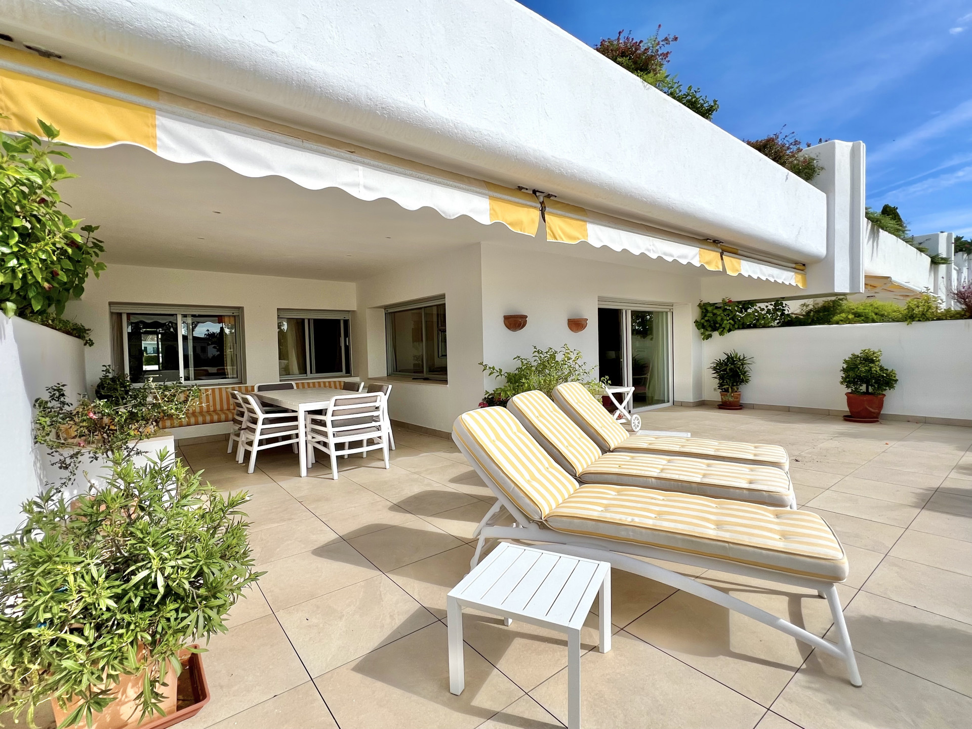 Grand appartement avec deux grandes terrasses dans l'urbanisation Guadalmina baja, Parque del Sol, un magnifique ensemble en première ligne de plage avec surveillance 24h/24.