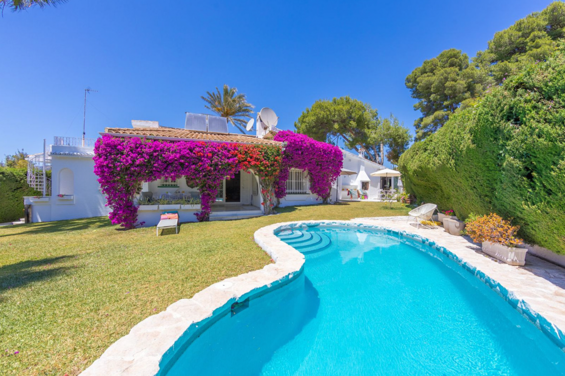 Hermosa villa de un nivel con estilo mediterráneo situada en primera línea del Real Club de Golf de Guadalmina