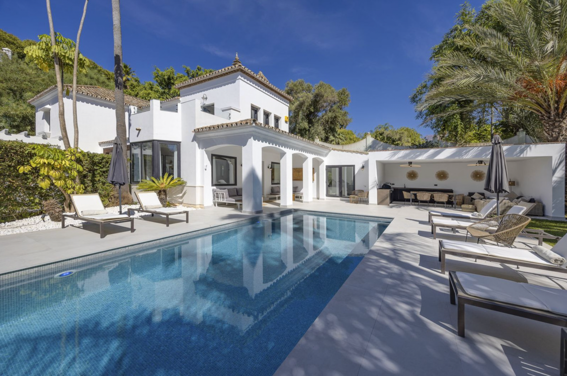 Charming Andalusian-style villa with a fantastic chill-out area in Paraiso Alto