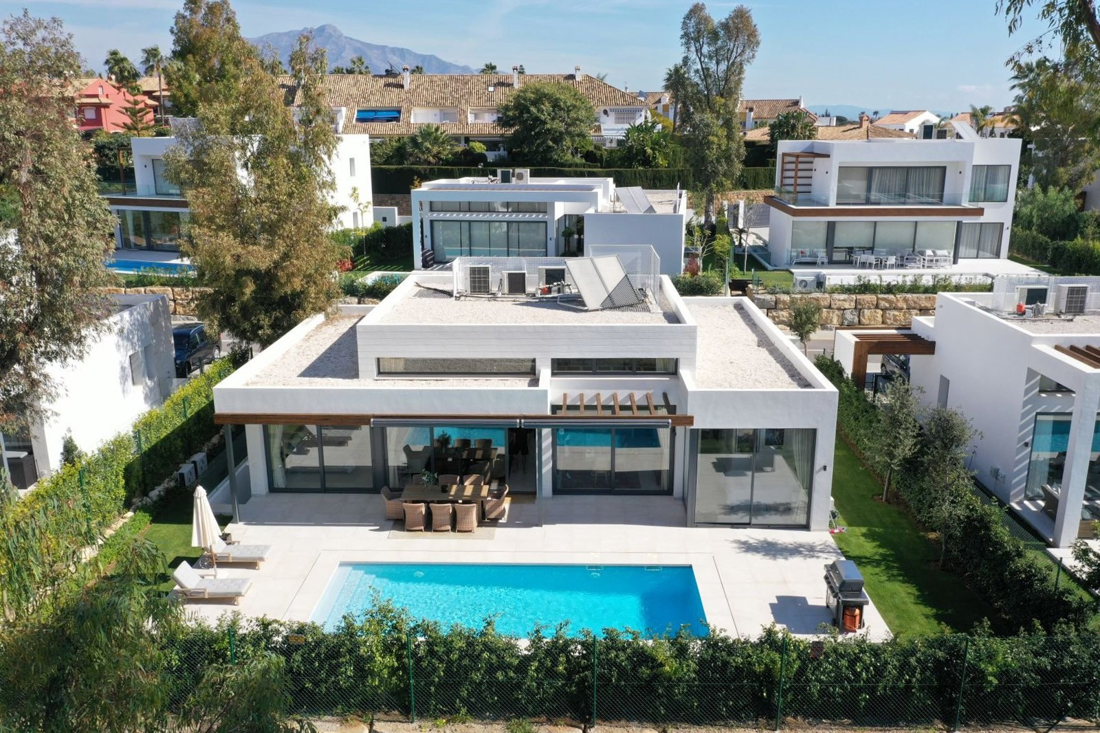 Hermosa y moderna villa ubicada en la deseable comunidad cerrada de Arboleda, Estepona