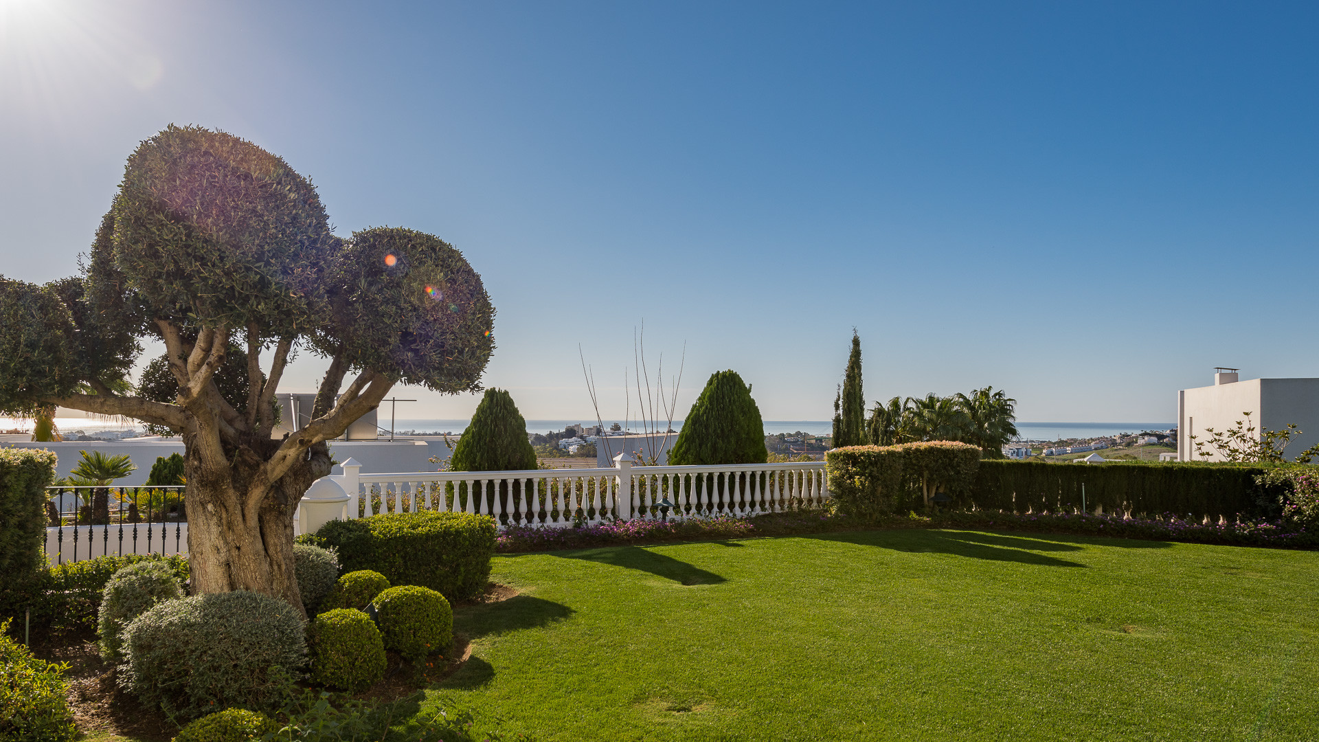 Villa clásica de cinco dormitorios con vistas panorámicas al mar y al golf situada en la prestigiosa zona de La Alquería