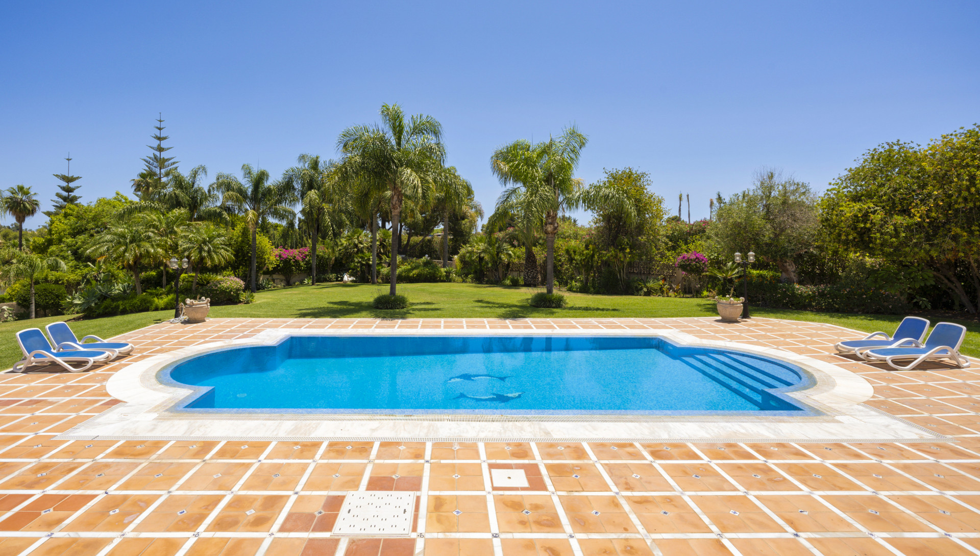 Exquisite Andalusian-style mansion nestled within a lush 5000m2 garden plot in Cancelada