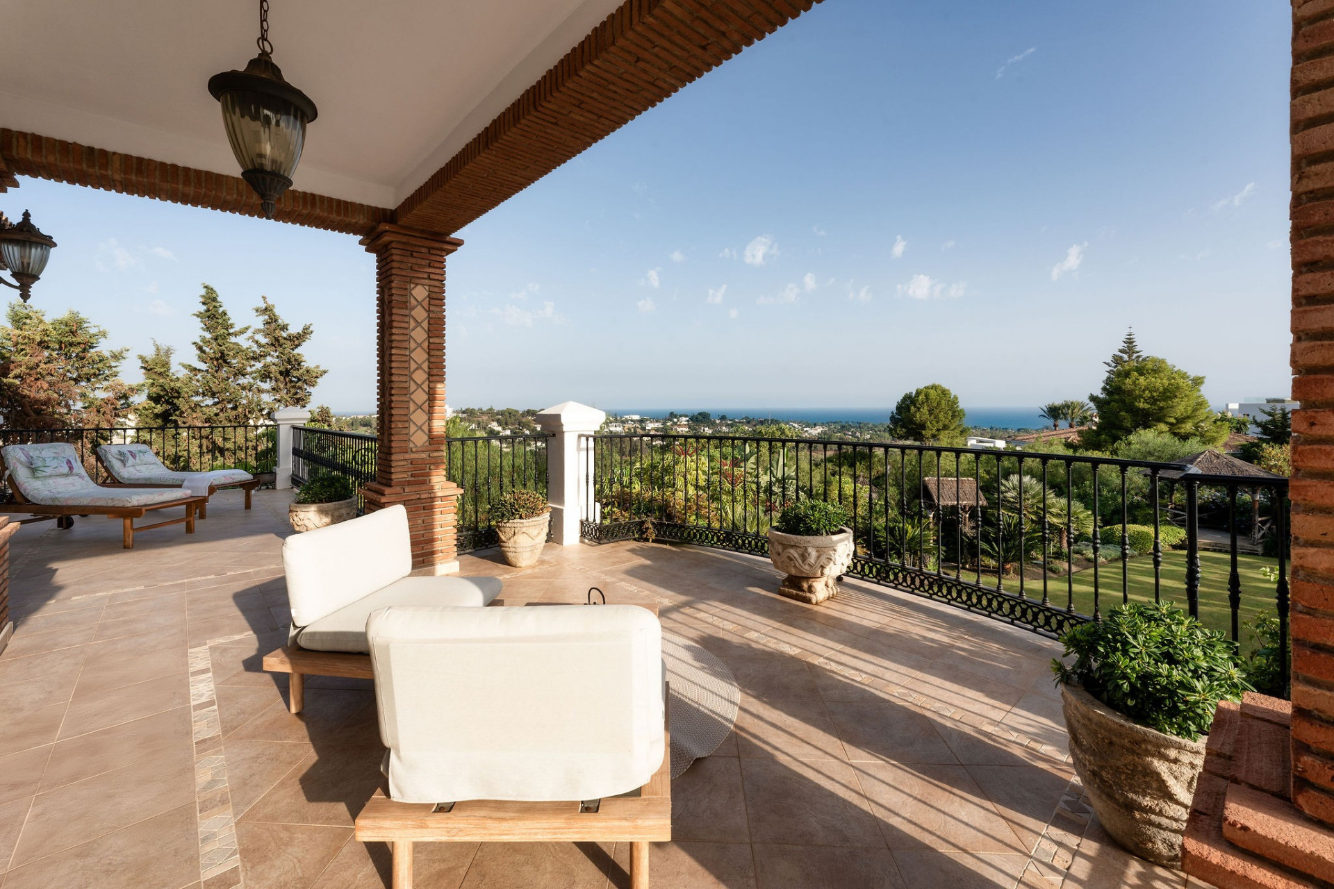 Beautiful villa with an exquisite blend of Andalusian charm and modern elegance located in the elite Paraiso Alto area