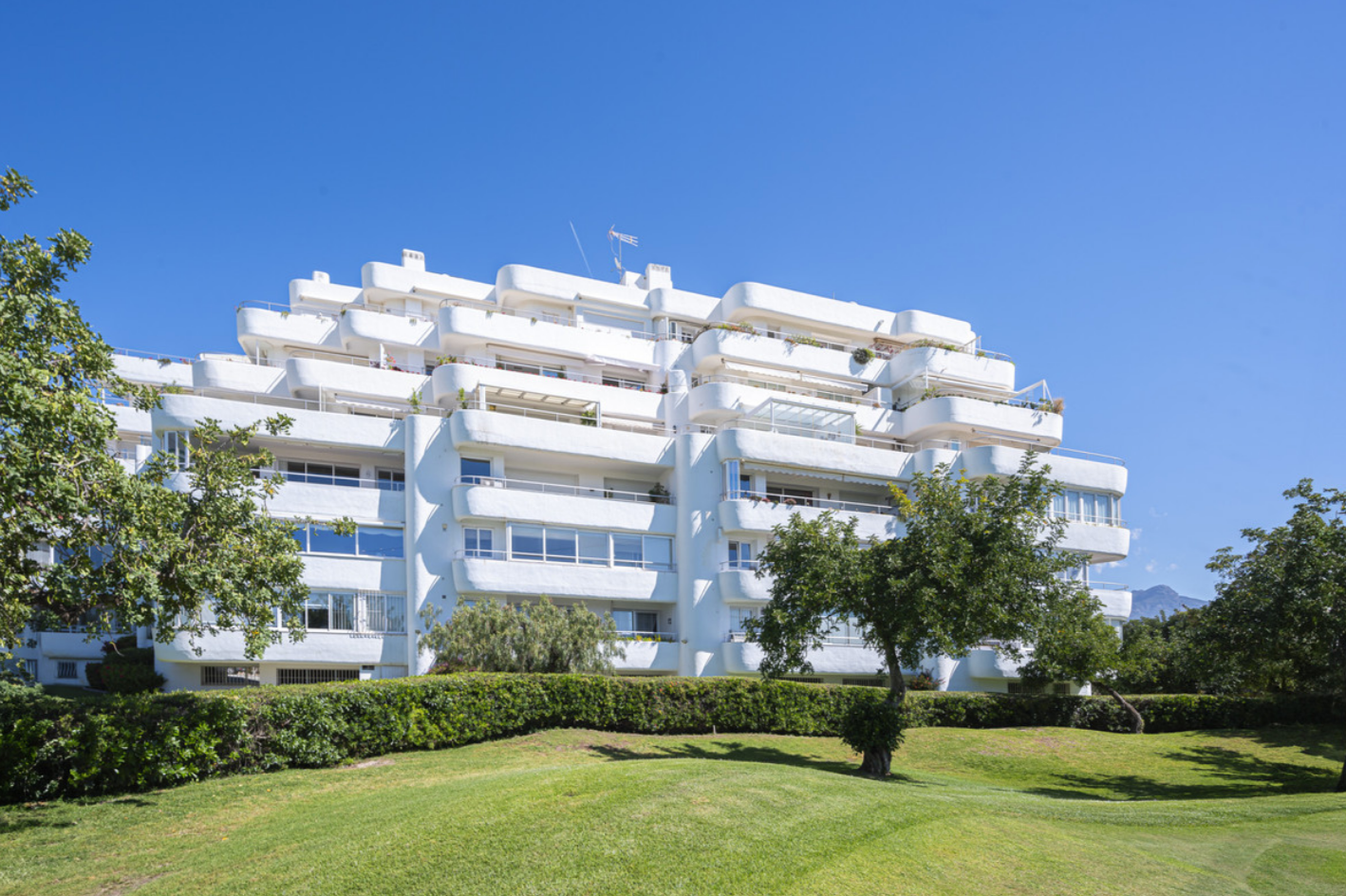 Appartement unique en première ligne de golf avec vue panoramique à Guadalmina Alta