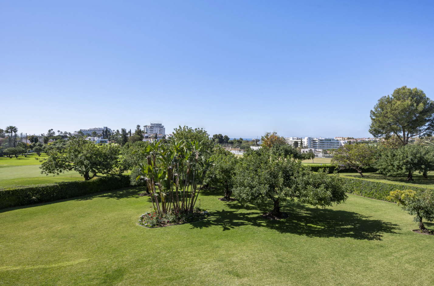 Apartamento único en primera línea de golf con vistas panorámicas en Guadalmina Alta