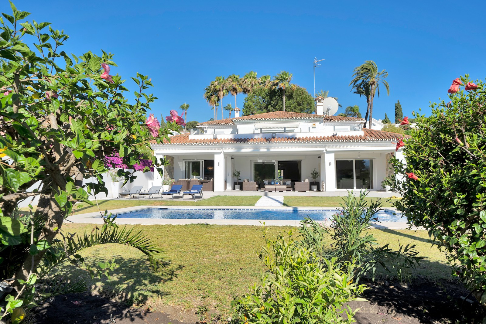 Fantastic 4 bedroom villa with ample terraces on one of the most sought-after roads in the prestigious El Paraiso Golf