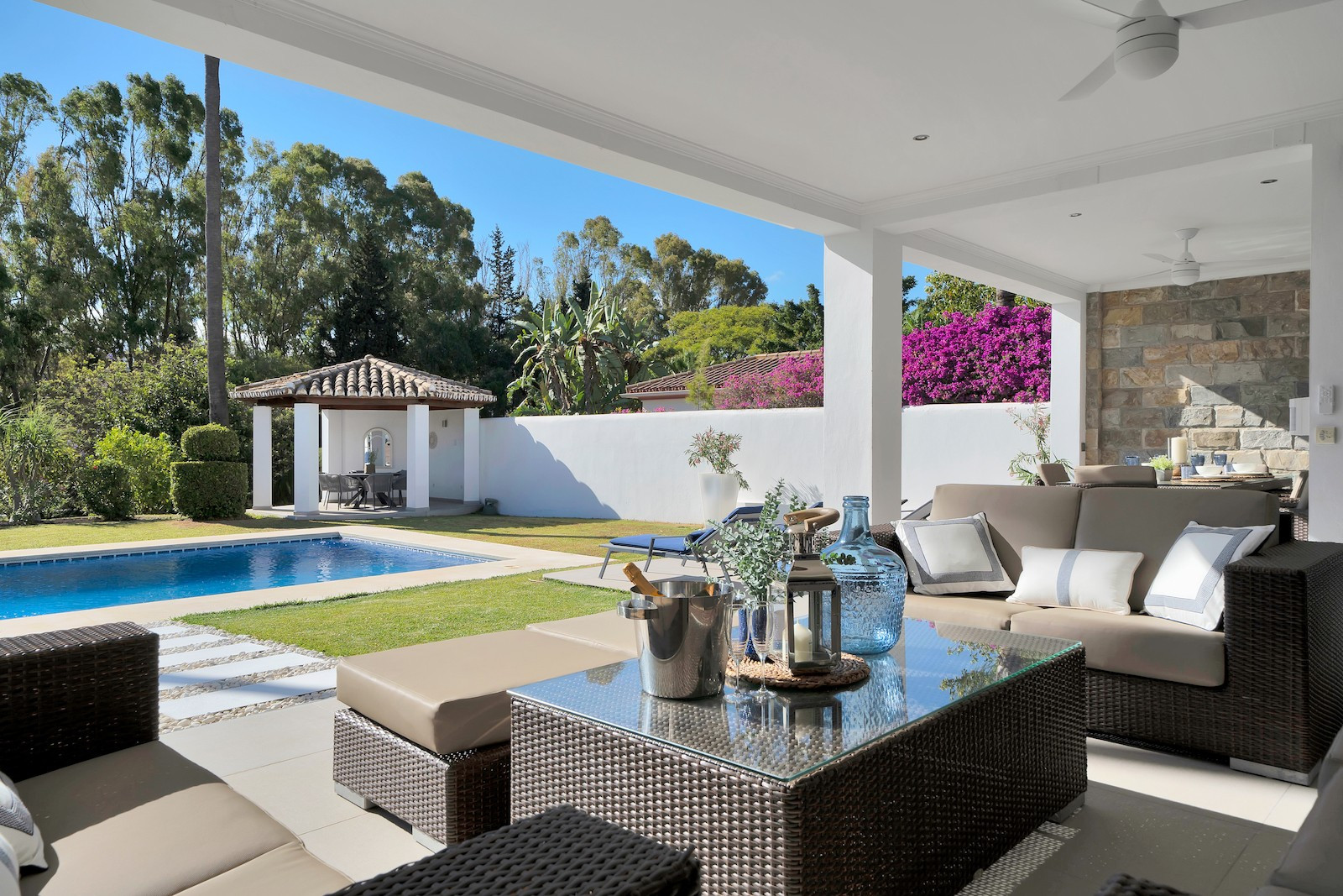 Fantastique villa de 4 chambres avec de grandes terrasses dans l'une des rues les plus prisées du prestigieux El Paraíso Golf