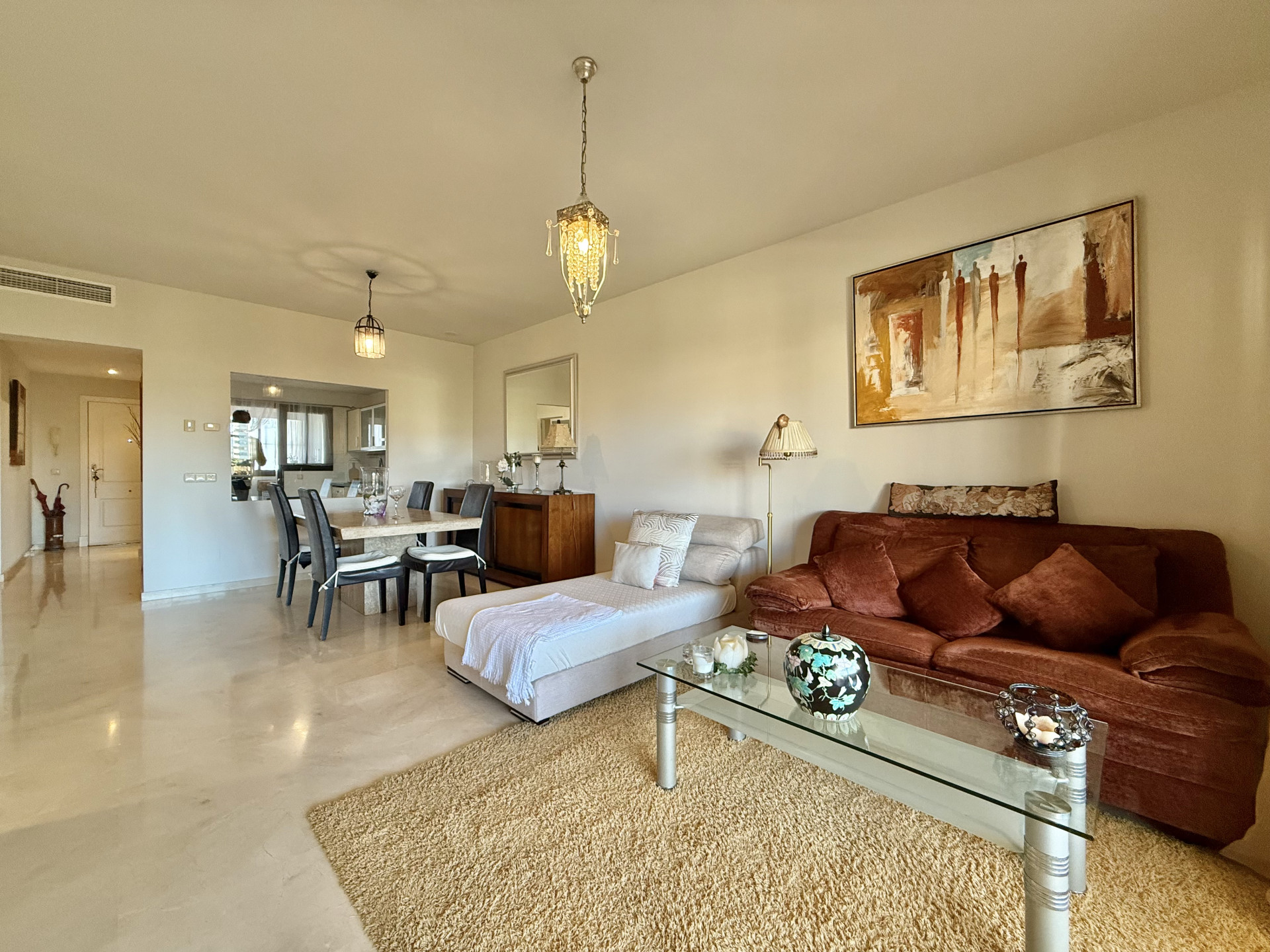 Excelente oportunidad! vistas panorámicas, orientación oeste,  en primera línea de golf en Guadalmina Alta