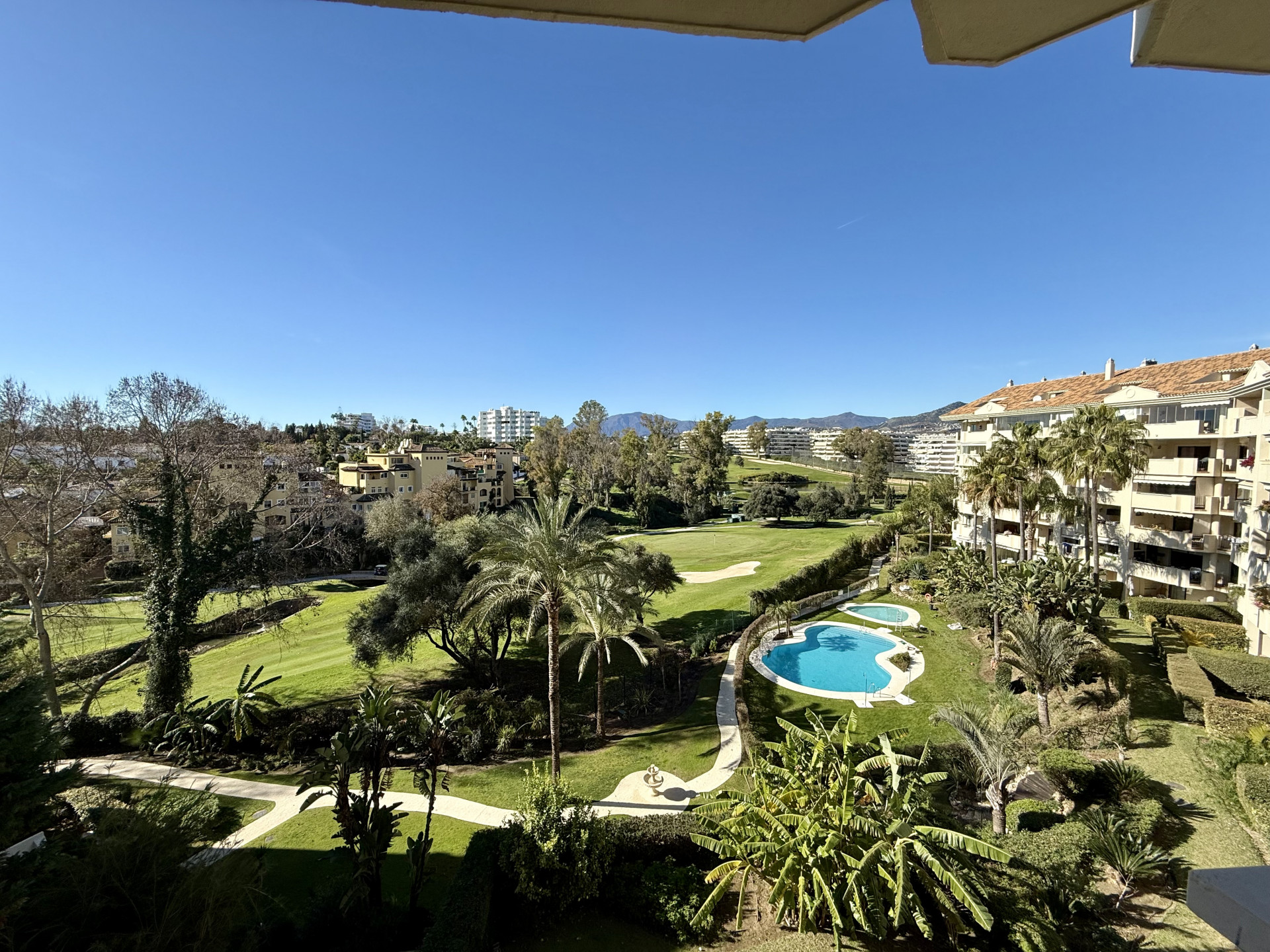 Excelente oportunidad! vistas panorámicas, orientación oeste,  en primera línea de golf en Guadalmina Alta
