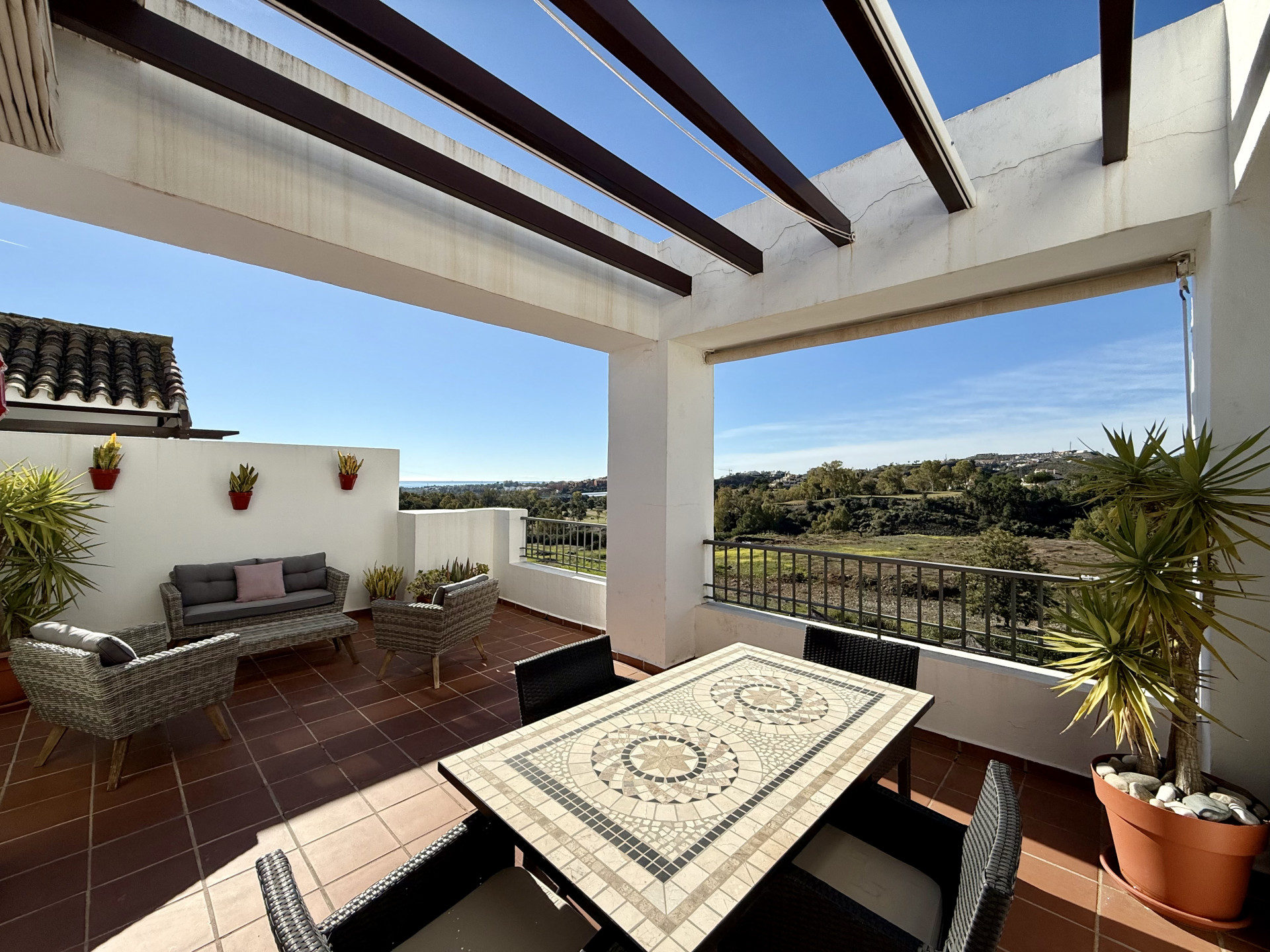 Bright South-West facing  penthouse with panoramic views in Los Arqueros, Benahavís