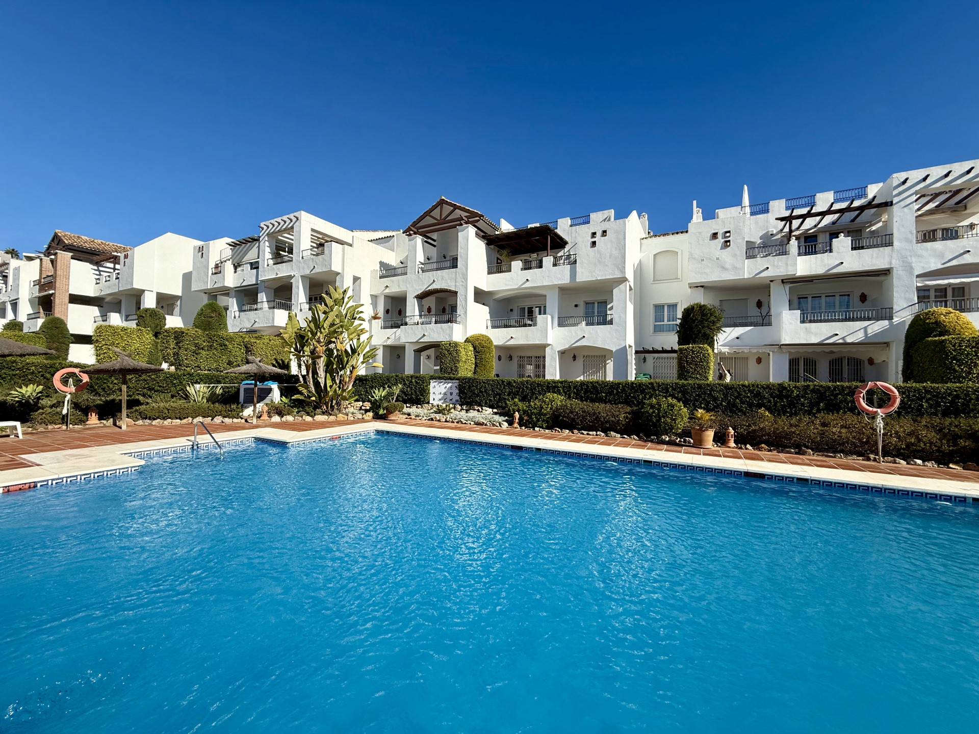 Bright South-West facing  penthouse with panoramic views in Los Arqueros, Benahavís