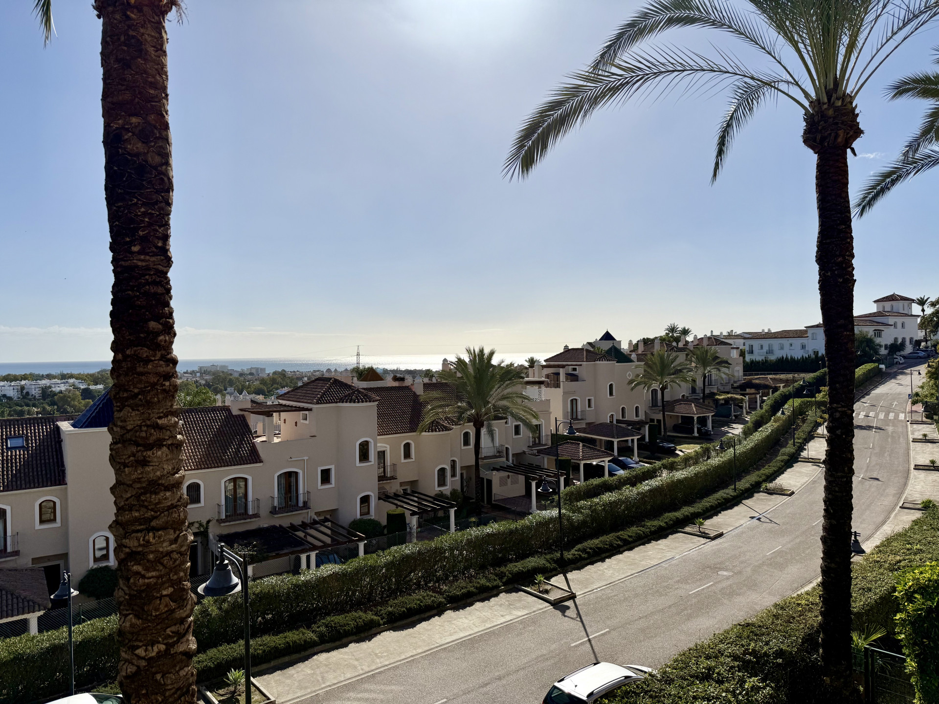 Luxurious and spacious 3-bedroom apartment with panoramic views in Paraiso Hills, East Estepona