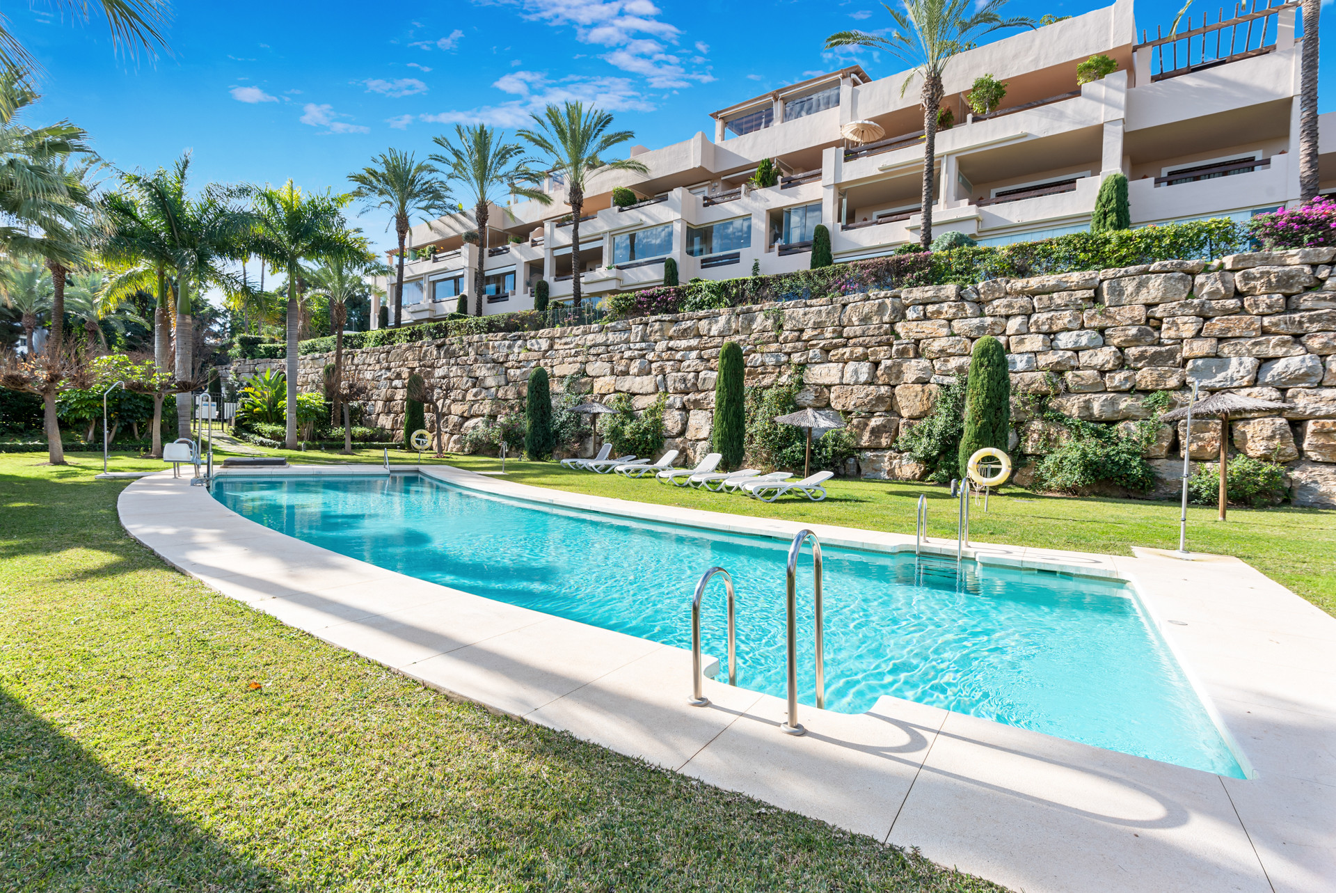Luxurious and spacious 3-bedroom apartment with panoramic views in Paraiso Hills, East Estepona