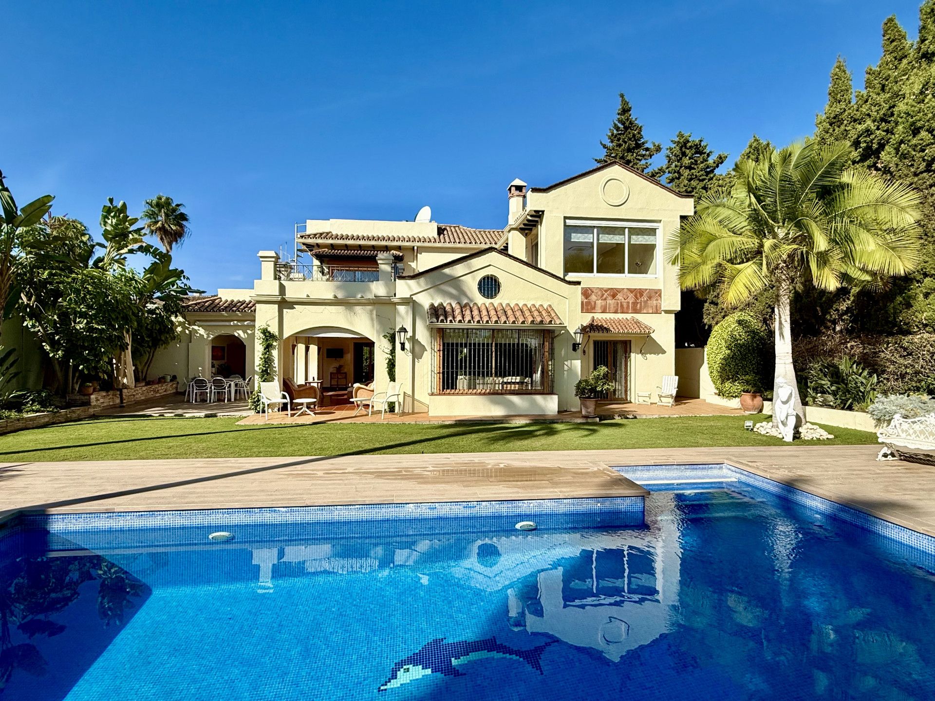 New on the market! Ideal family home in the best location next to  golf courses and all kind of amenities.