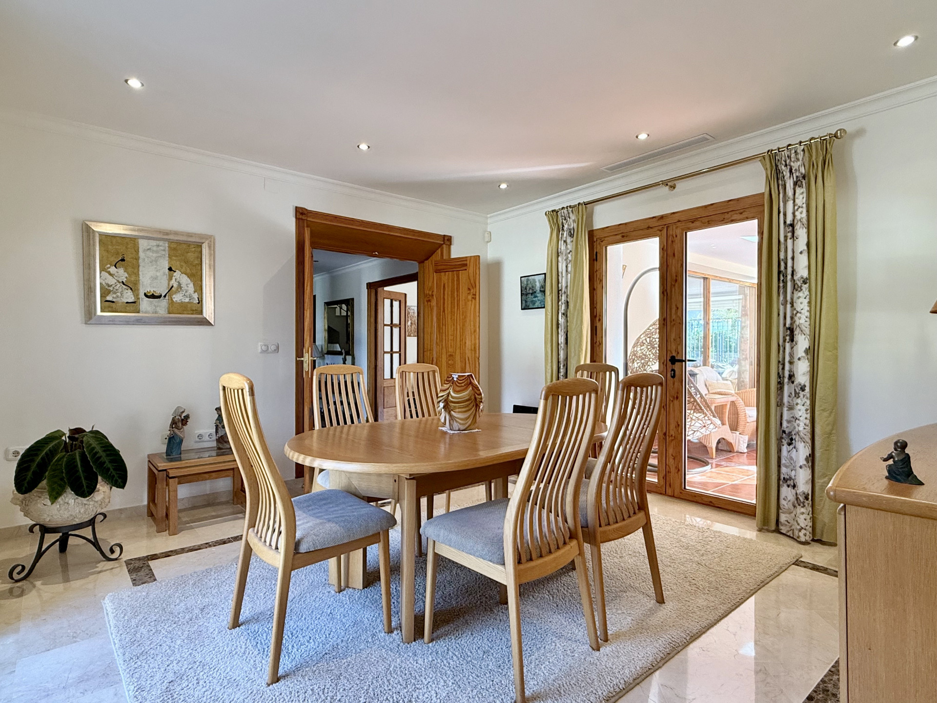 New on the market! Ideal family home in the best location next to  golf courses and all kind of amenities.
