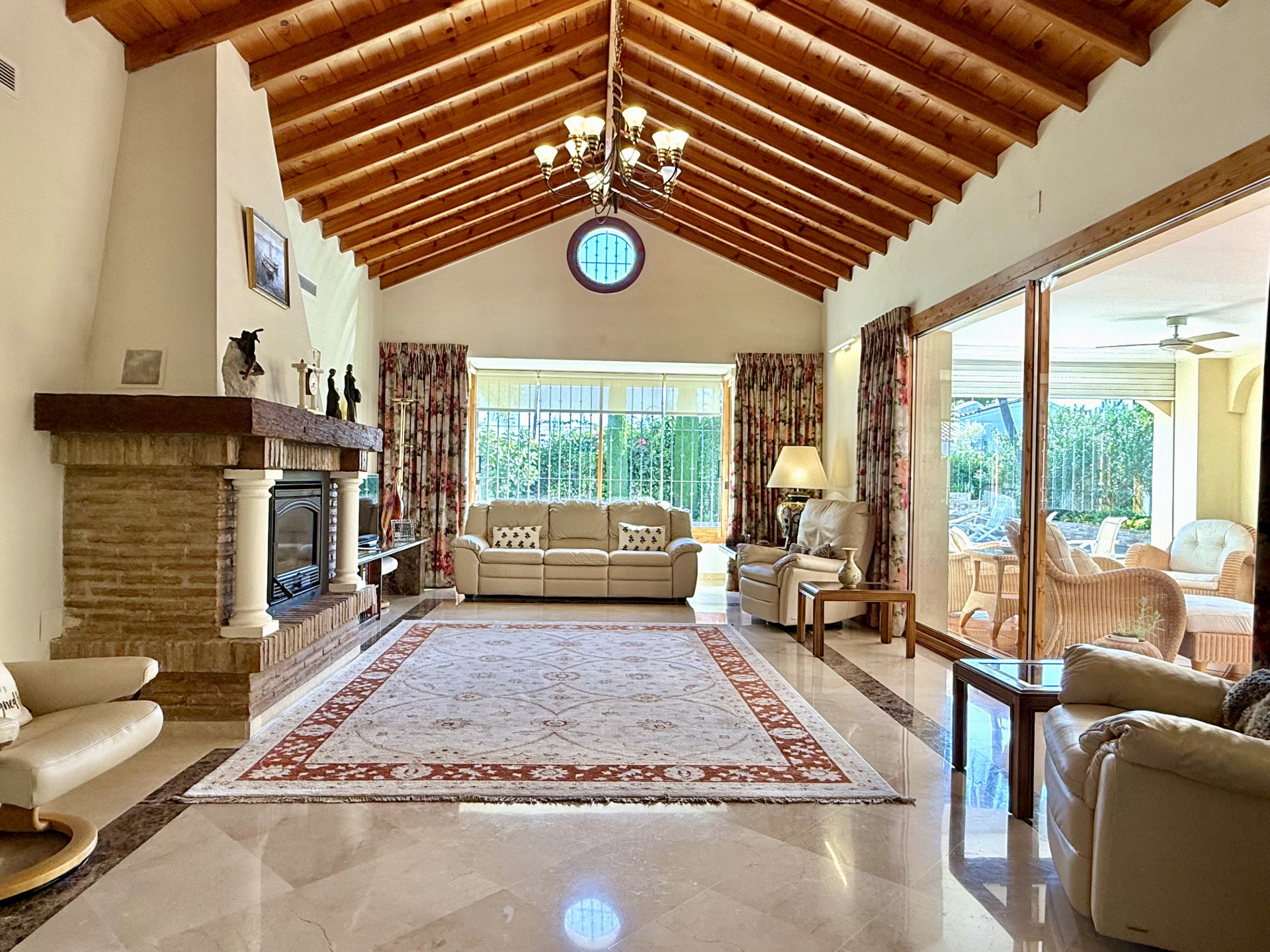 New on the market! Ideal family home in the best location next to  golf courses and all kind of amenities.