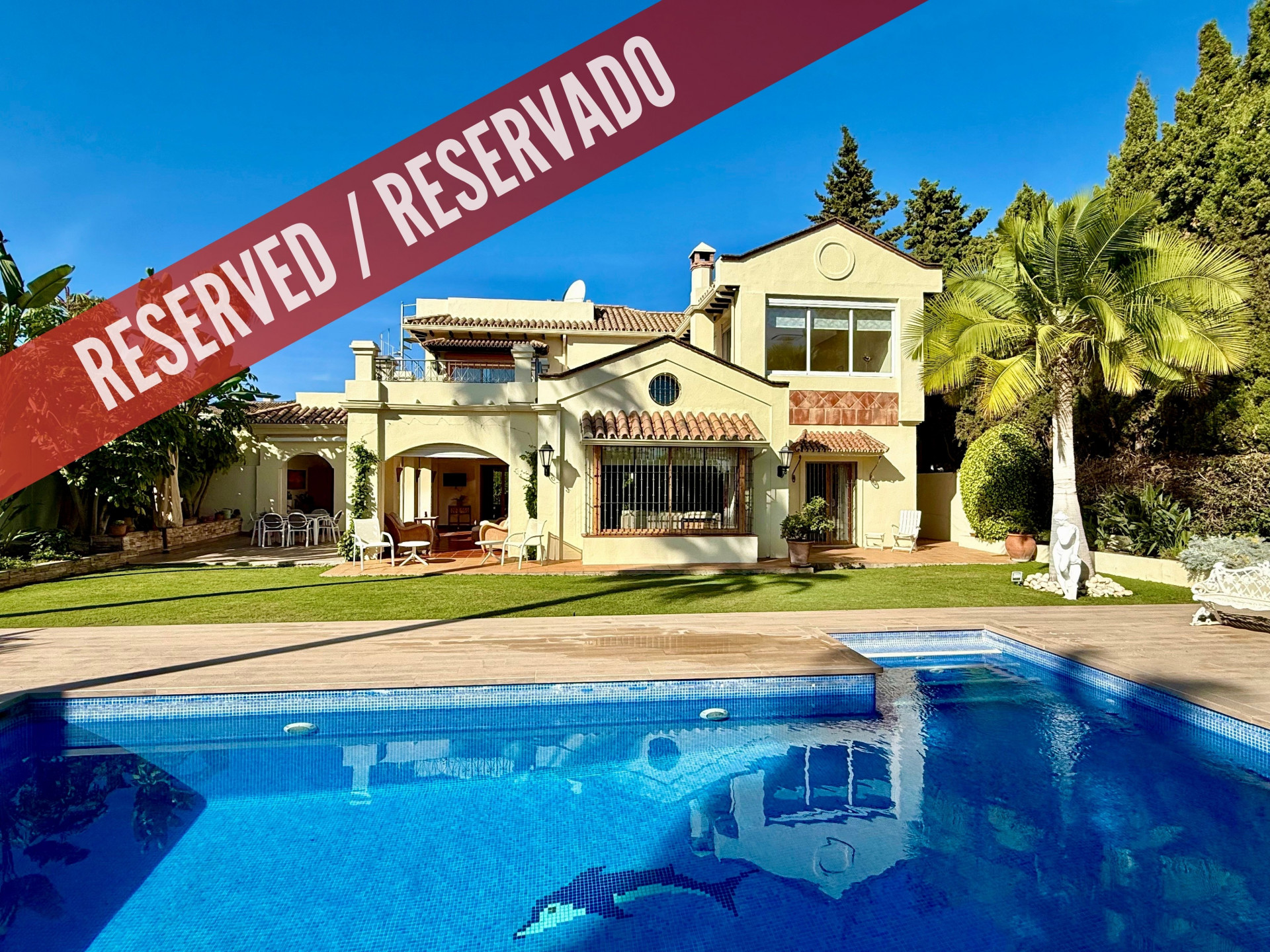 New on the market! Ideal family home in the best location next to  golf courses and all kind of amenities.