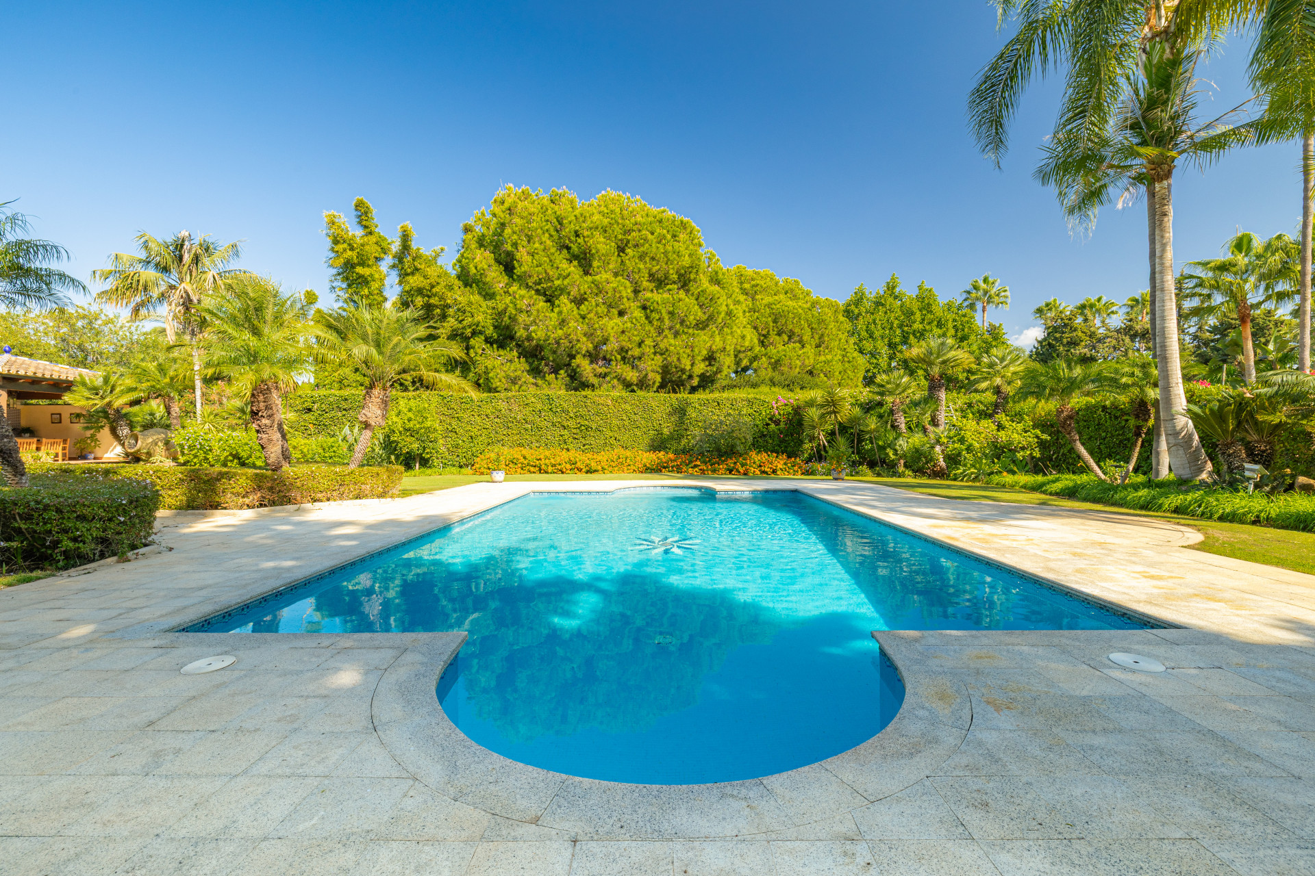 Exclusive luxury villa located on one of the best streets in Guadalmina Baja, very close to the beach