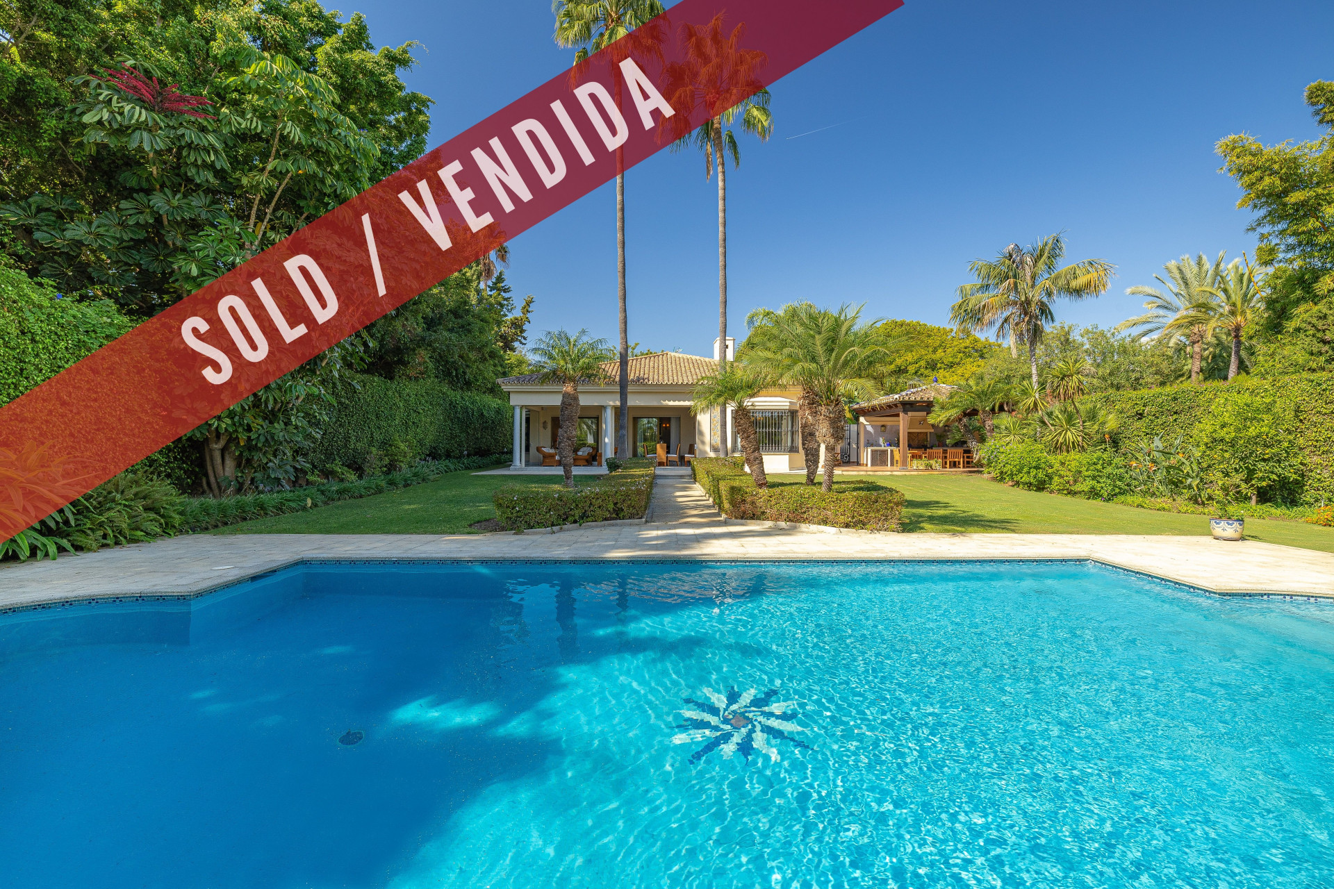 Exclusiva villa de lujo situada en una de las mejores calles de Guadalmina Baja  muy próxima a la playa