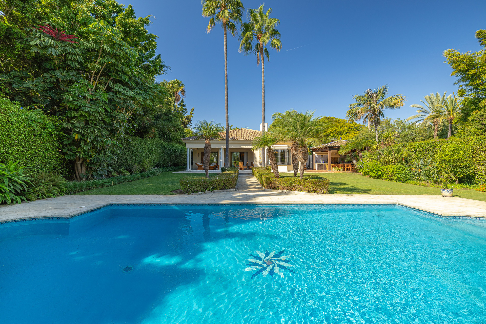 Exclusive luxury villa located on one of the best streets in Guadalmina Baja, very close to the beach