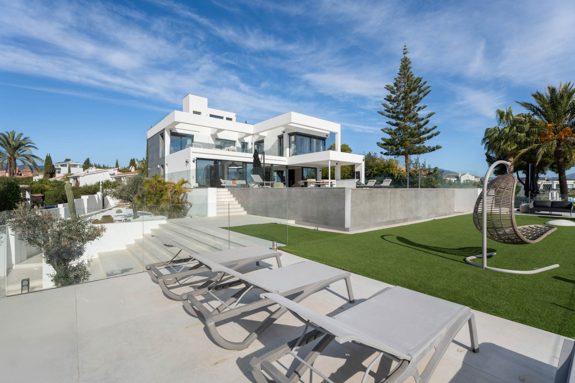 Villa de estilo contemporáneo con vistas panorámicas al mar, golf, Gibraltar y montaña  en El Paraiso Alto, Benahavís