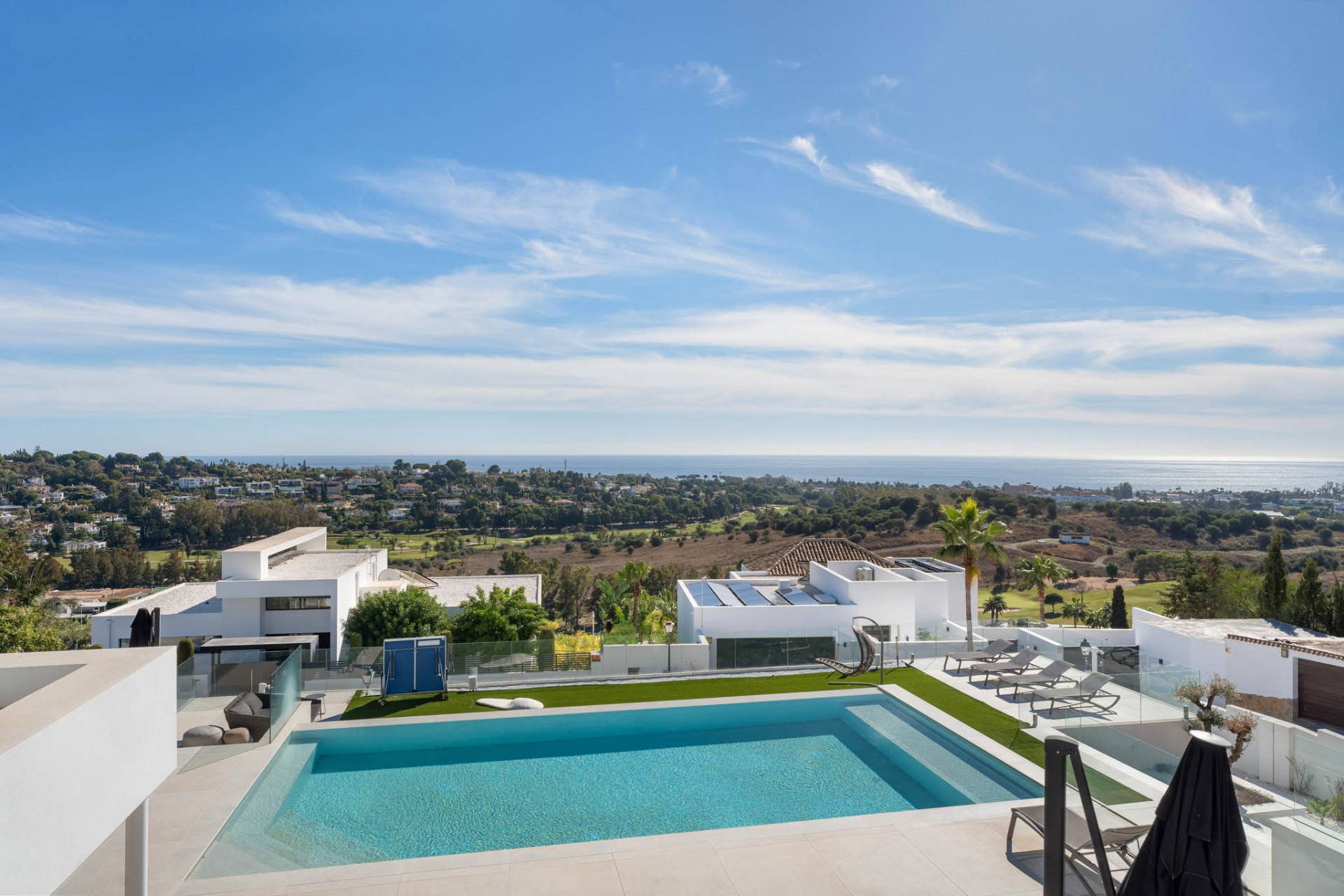 Villa de estilo contemporáneo con vistas panorámicas al mar, golf, Gibraltar y montaña  en El Paraiso Alto, Benahavís