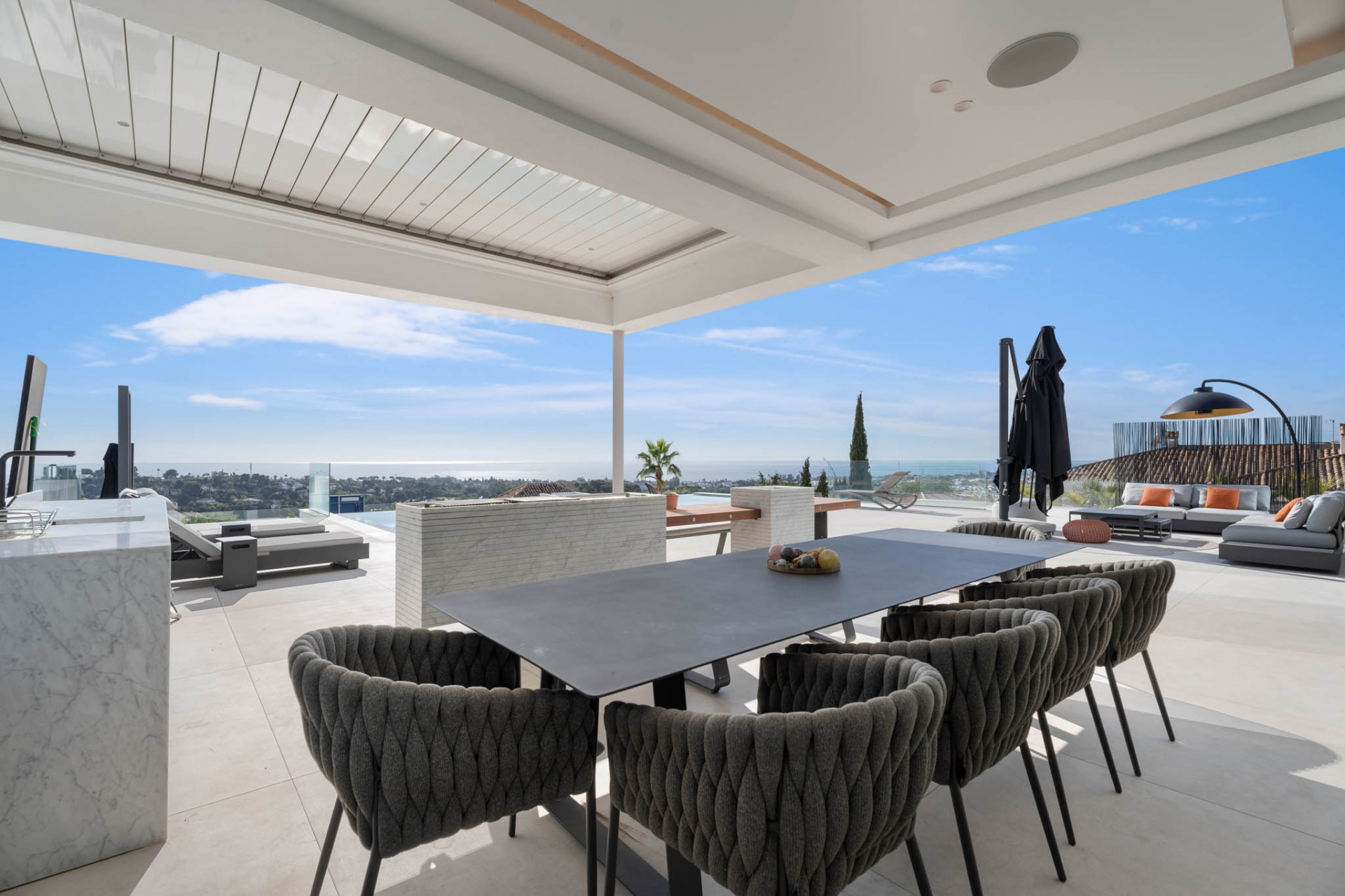 Villa de estilo contemporáneo con vistas panorámicas al mar, golf, Gibraltar y montaña  en El Paraiso Alto, Benahavís