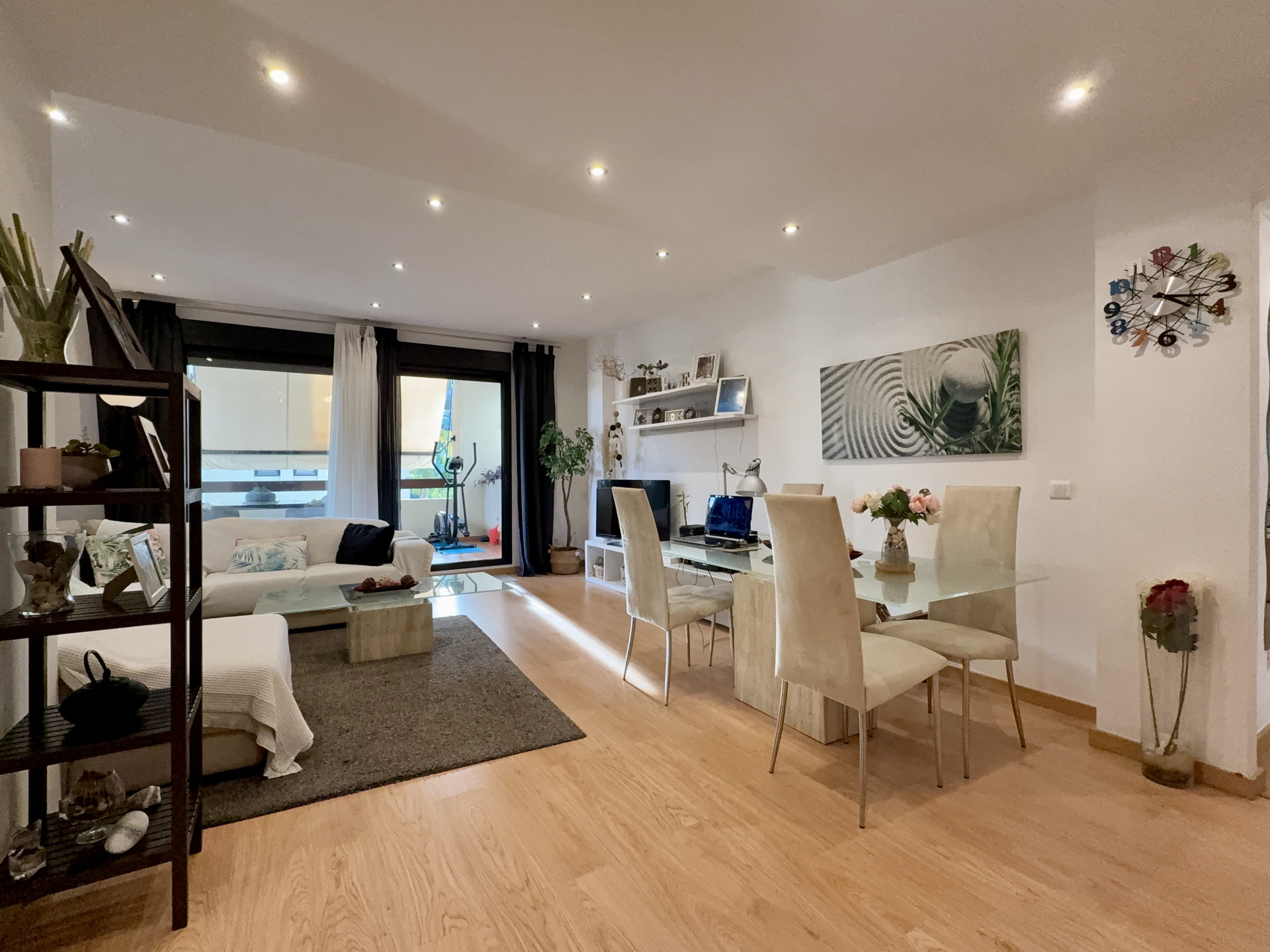 Bright and excellently located in the lower area of Selwo - Estepona