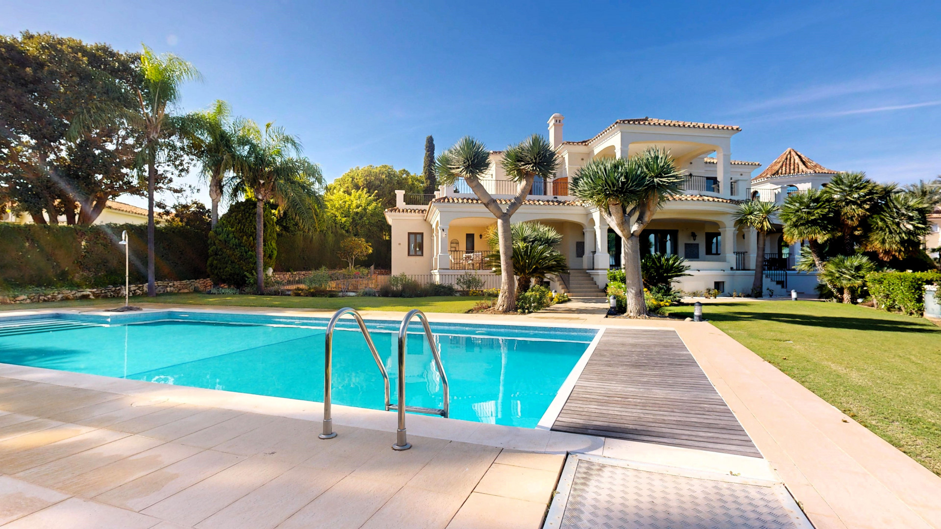 Stunning and luxurious fully renovated villa with panoramic sea views in Paraíso Alto, Benahavís