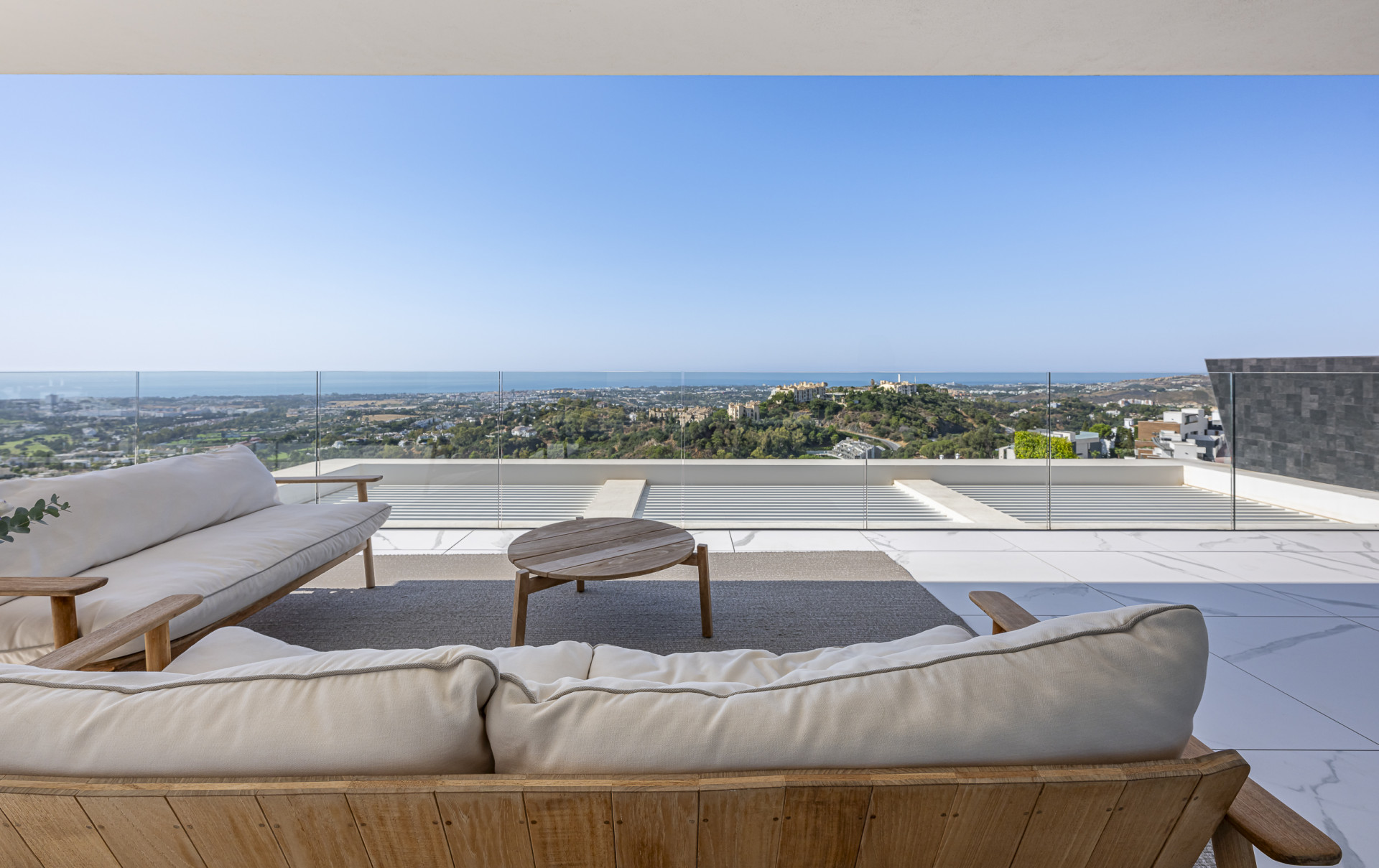 IMPRESIONANTE APARTAMENTO EN ESQUINA SITUADO EN UNA SEGUNDA PLANTA CON VISTAS PANORÁMICAS AL GOLF Y AL MAR