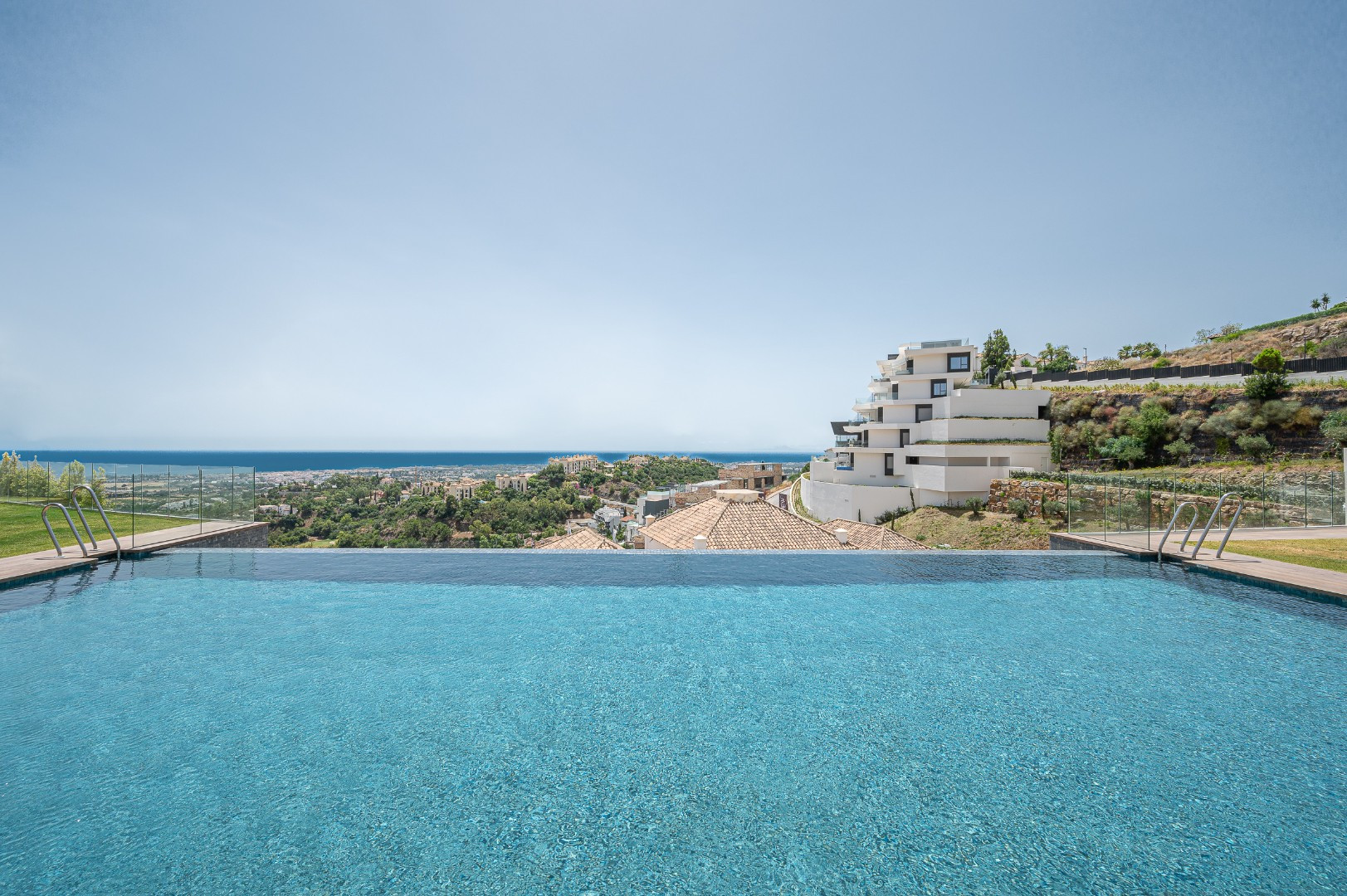 IMPRESIONANTE APARTAMENTO EN ESQUINA SITUADO EN UNA SEGUNDA PLANTA CON VISTAS PANORÁMICAS AL GOLF Y AL MAR
