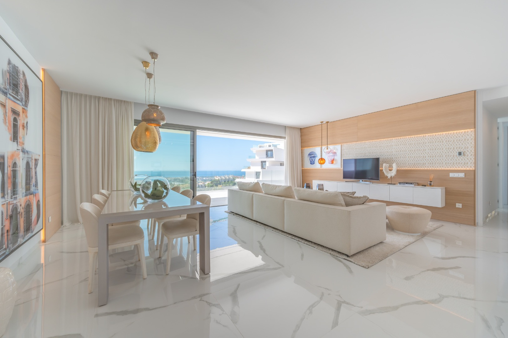 IMPRESIONANTE APARTAMENTO EN ESQUINA SITUADO EN UNA SEGUNDA PLANTA CON VISTAS PANORÁMICAS AL GOLF Y AL MAR