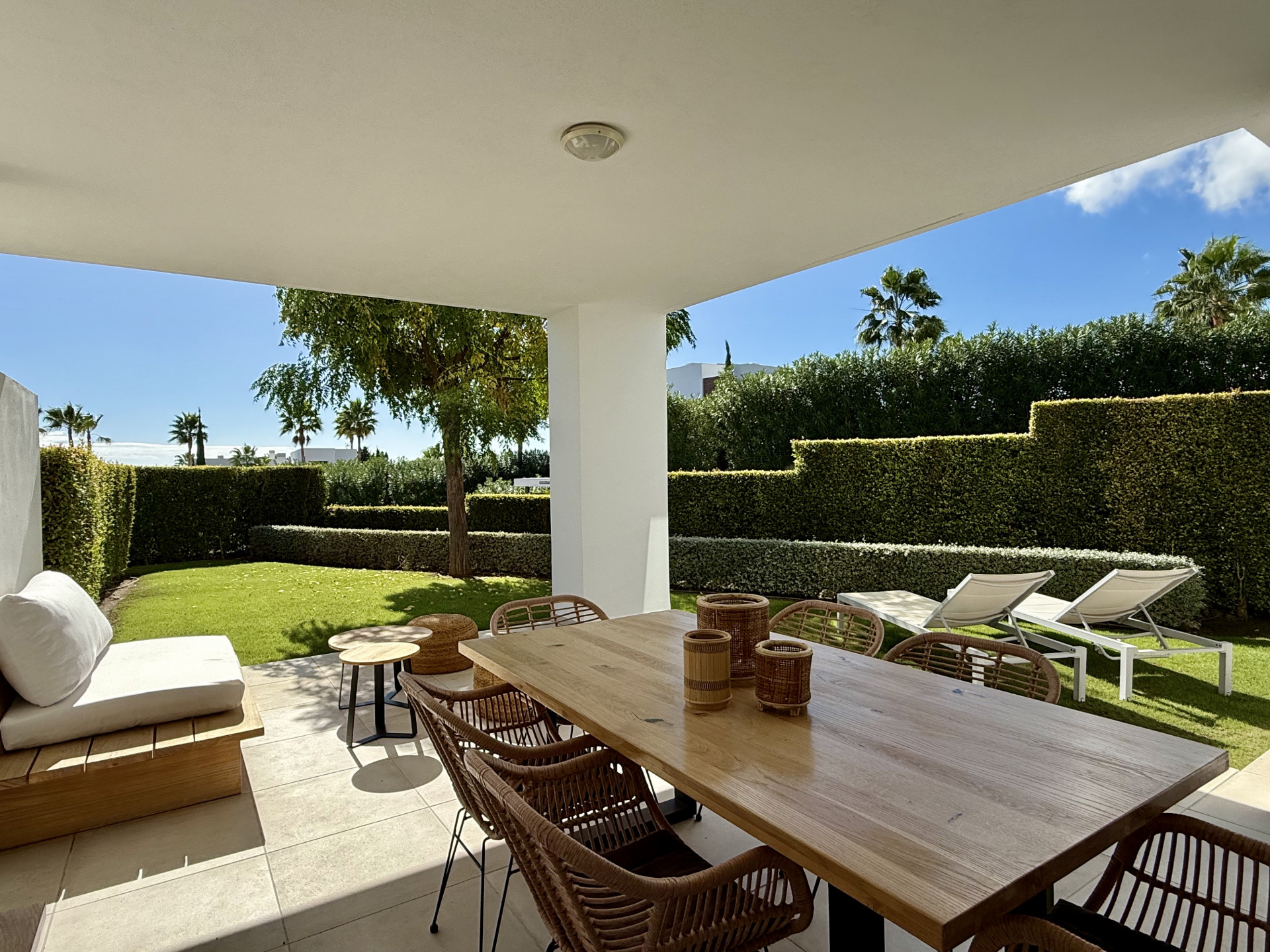 Lujoso y amplio apartamento con jardín privado  en Cortijo del Golf, Estepona Este