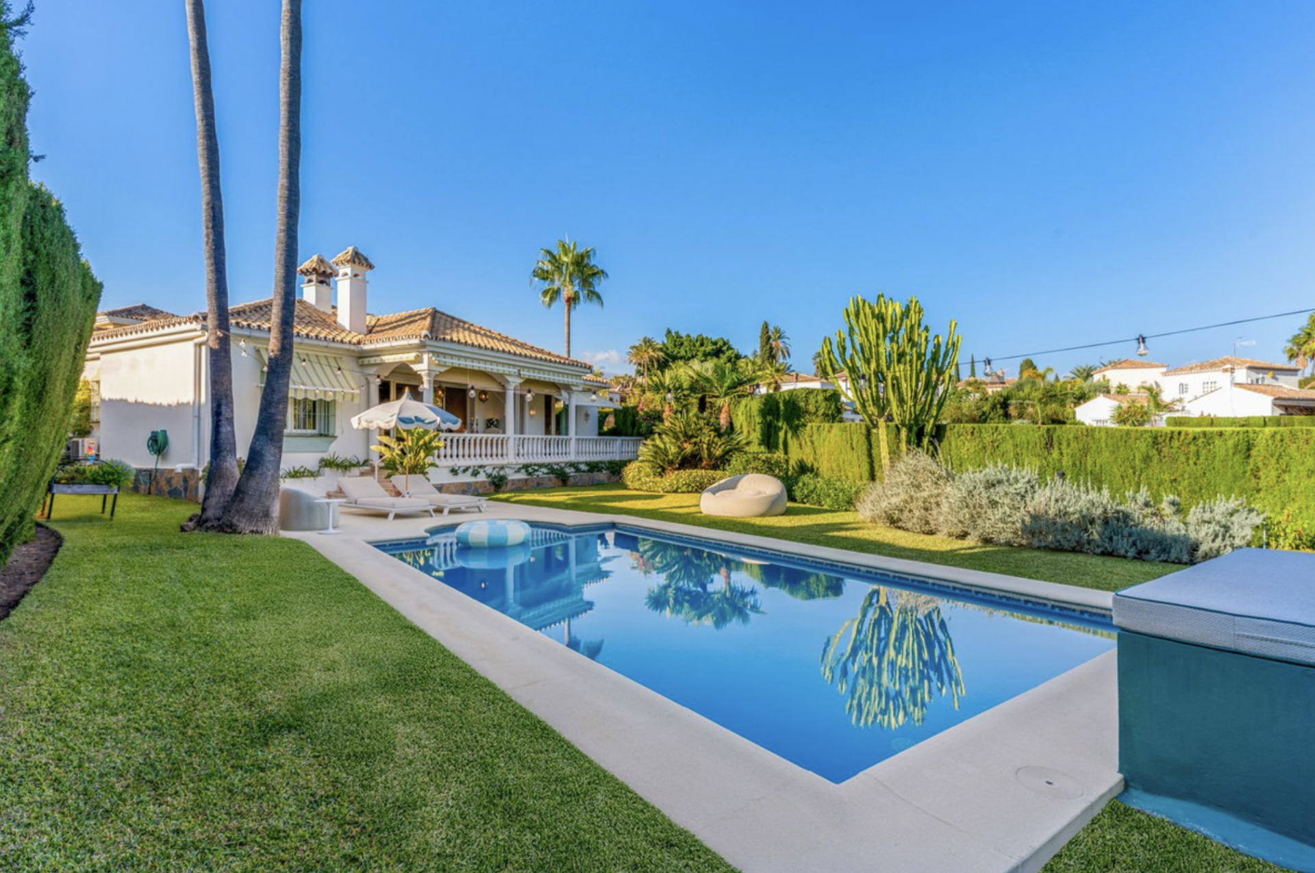 Located in the prestigious El Paraiso Alto, this cosy Andalucian house is a delightful place to create your home!