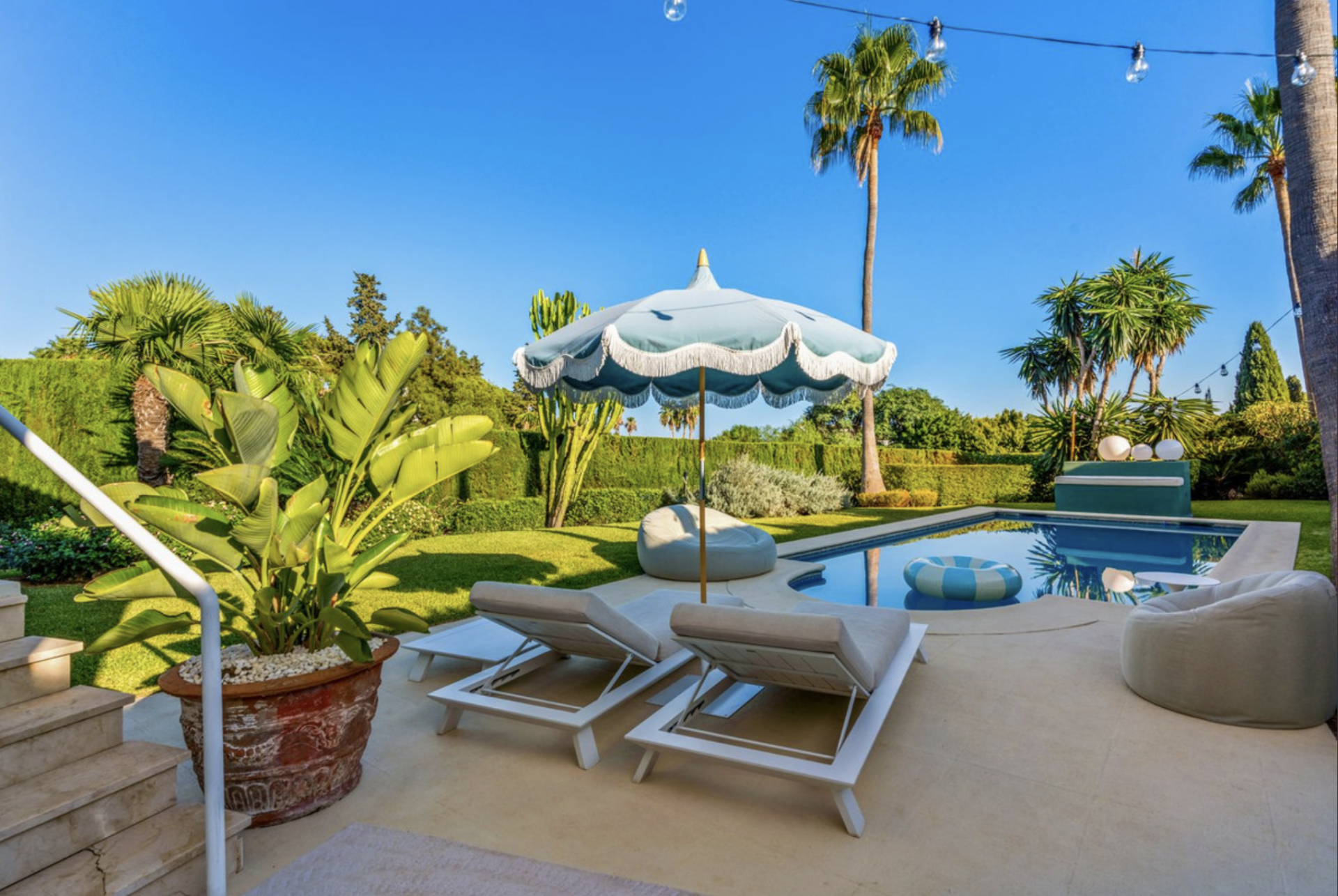 Located in the prestigious El Paraiso Alto, this cosy Andalucian house is a delightful place to create your home!