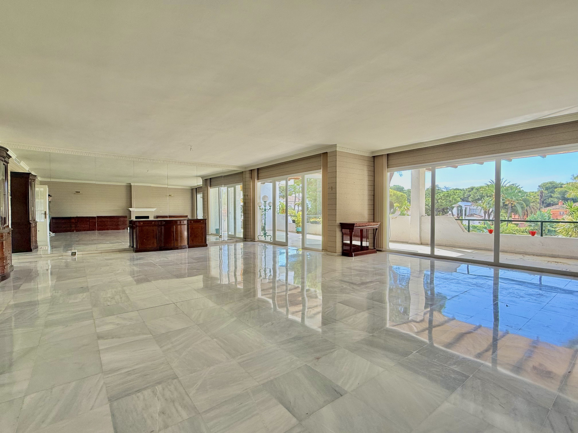Elegant and spacious apartment in El Presidente – Prime location next to the beach