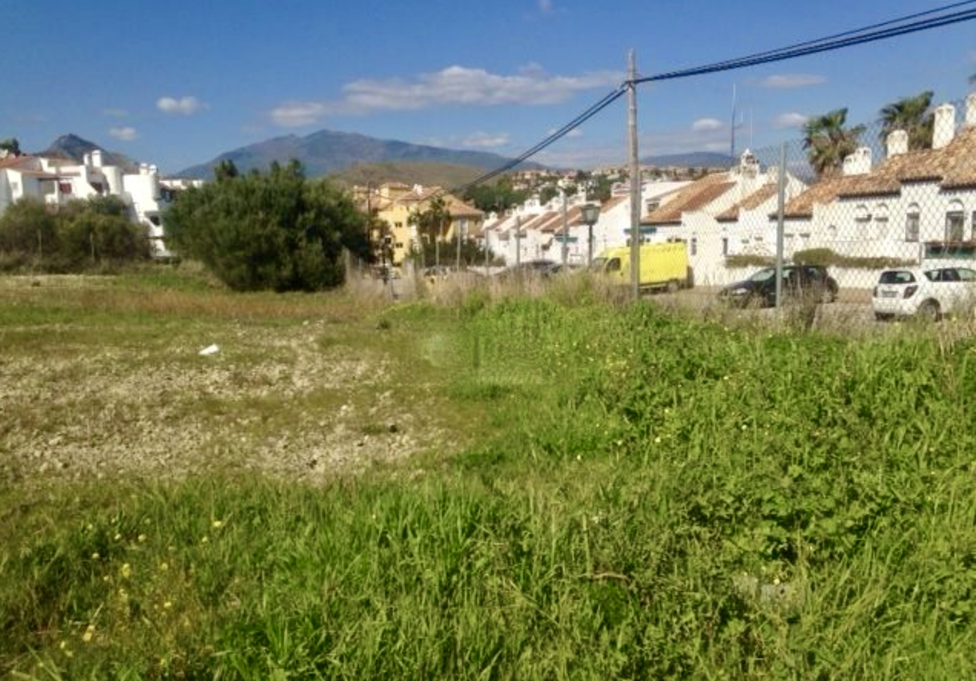 Située entre Estepona et Puerto Banús. Emplacement idéal pour les amateurs de golf.