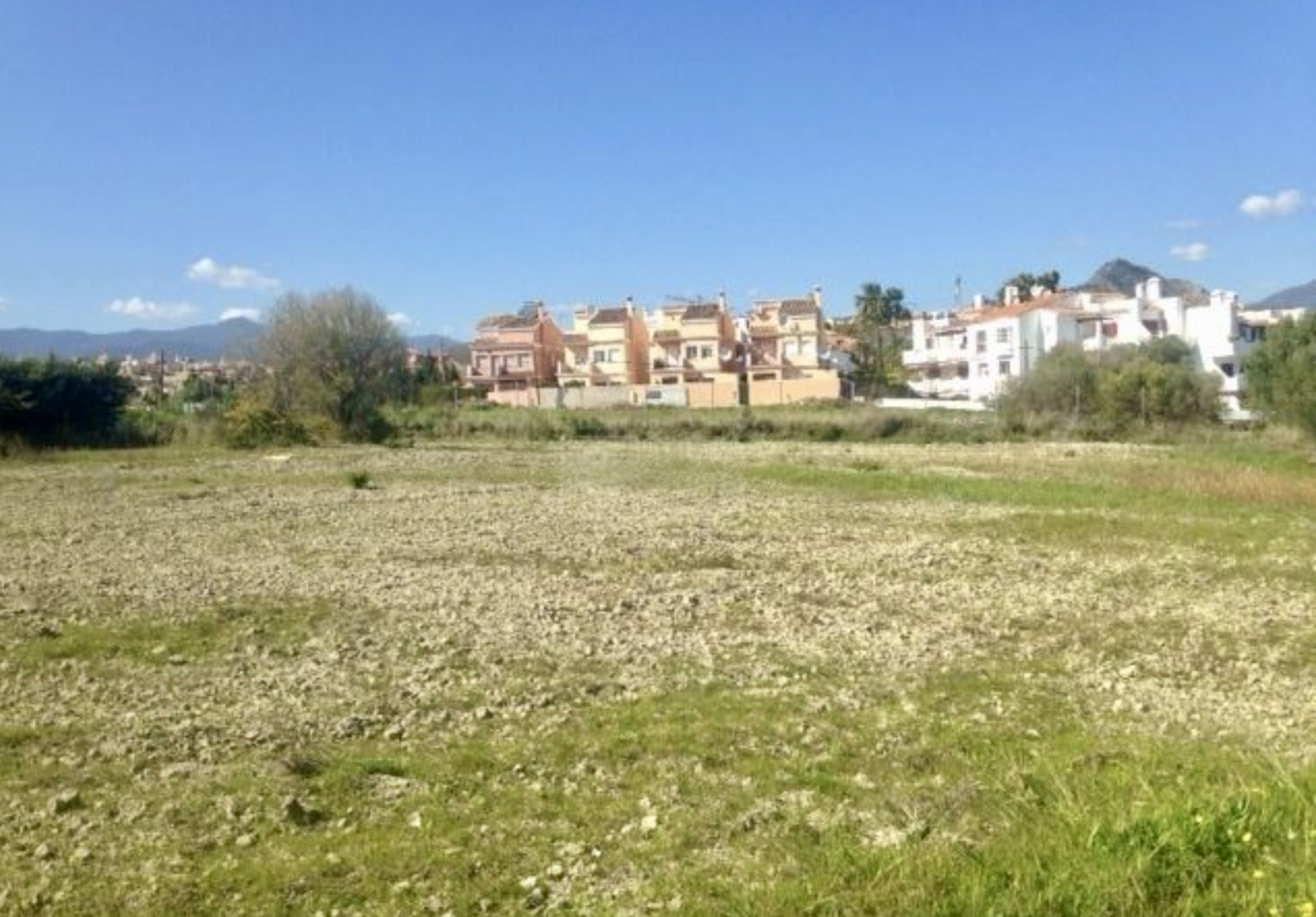 Située entre Estepona et Puerto Banús. Emplacement idéal pour les amateurs de golf.