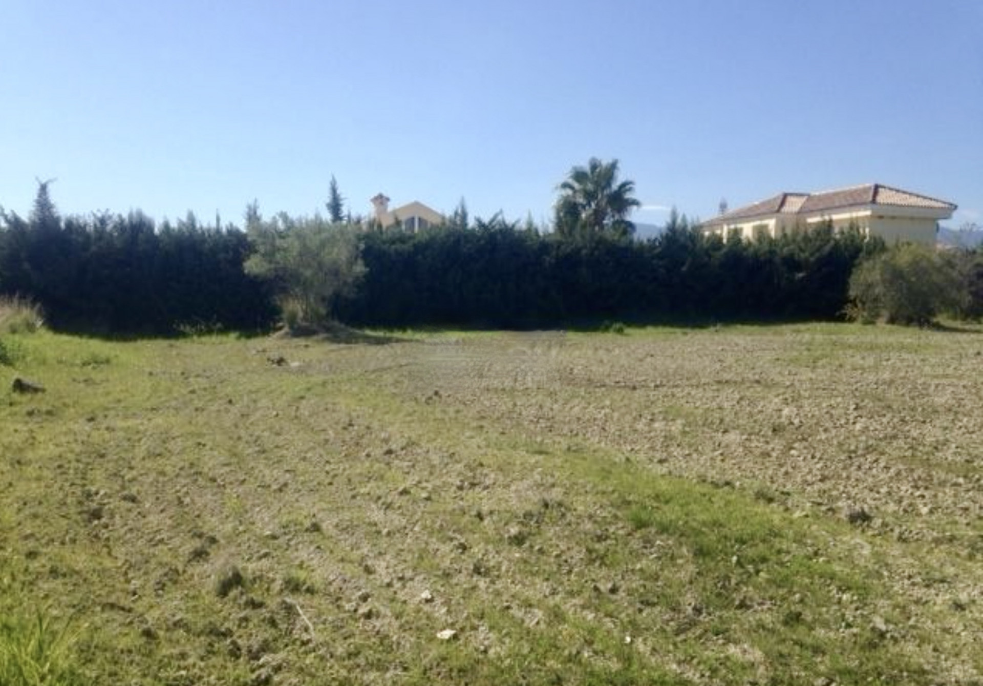 Située entre Estepona et Puerto Banús. Emplacement idéal pour les amateurs de golf.